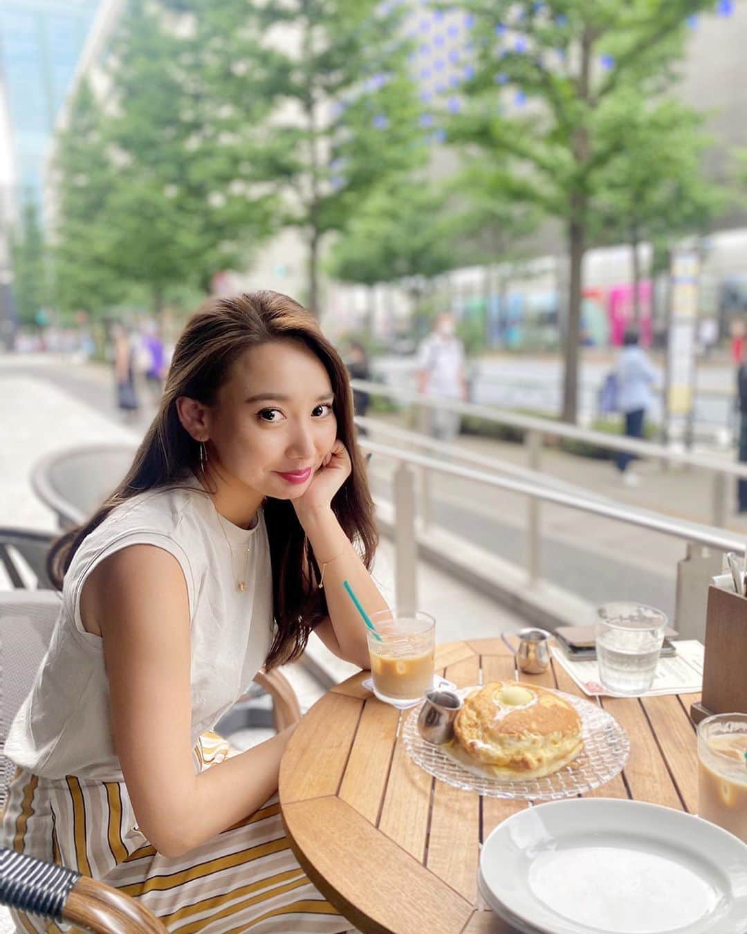 のインスタグラム：「ちょっと暑いけどテラスが気持ちよいっ✨ 銀座だといつも決まってここに来ちゃう♡ パンケーキが美味しいっ❣️🥞 . . #cafe #cafetime #sixbyorientalhotel  #カフェ #カフェ部 #週末カフェ部 #パンケーキ　 #シックスバイオリエンタルホテル　#銀座」