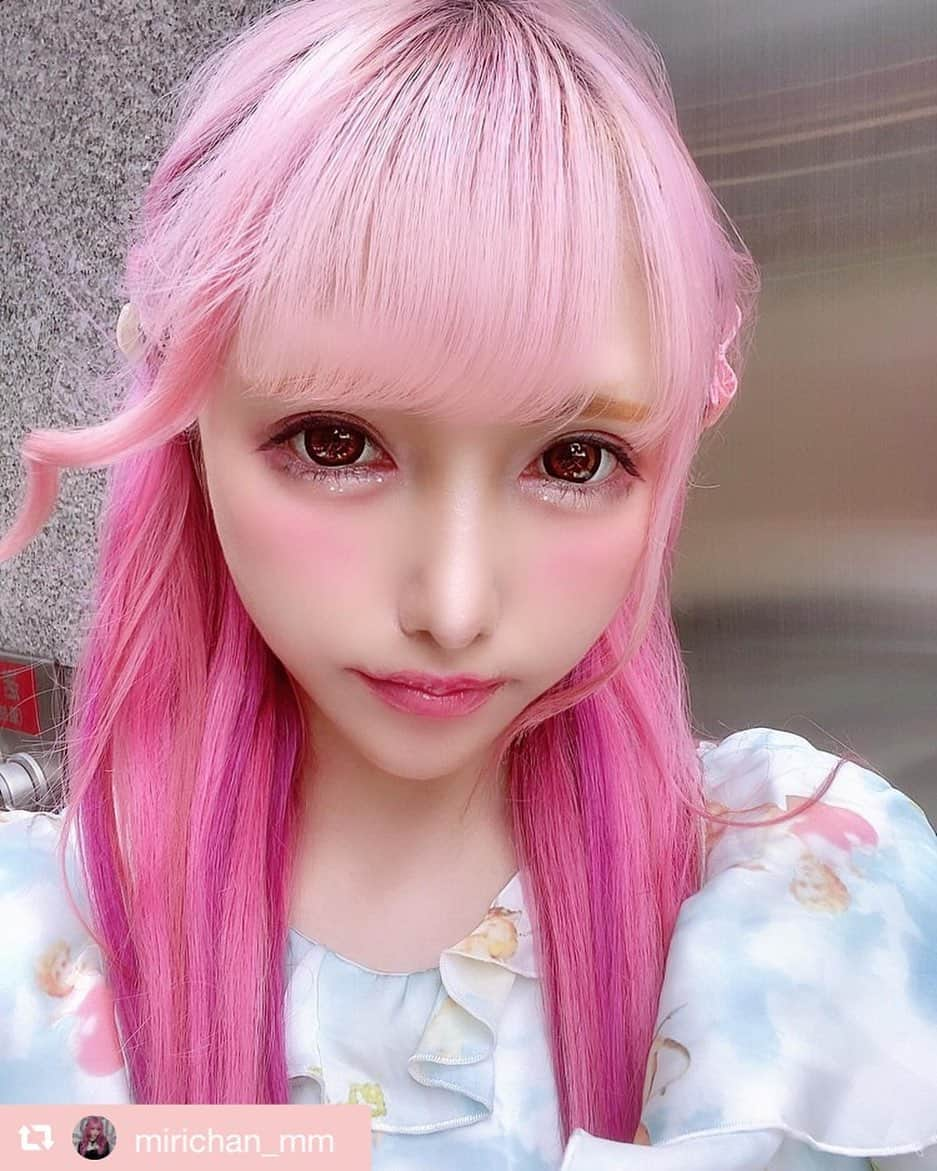 恵比寿フィラークリニックさんのインスタグラム写真 - (恵比寿フィラークリニックInstagram)「元アイドルのMirichan様がご来院されました💕﻿ ﻿ ﻿ 涙袋、顎のヒアルロン酸注入と﻿ 目尻ボトックスを注入されました💉﻿ ﻿ ﻿ Mirichan様のフィードに﻿ 動画で目尻ボトックスの効果を投稿してくださっているので﻿ チェックしてみてください😊﻿ ﻿ ﻿ 🤍ヒアルロン酸注入　3,000円(税抜)〜﻿ 🤍ボツリヌストキシン注入　5,000円(税抜)〜﻿ ﻿ ﻿  #repost @mirichan_mm via @PhotoAroundApp  フィラークリニック @filler_clinic 新宿院で涙袋ヒアルロン酸、顎ヒアルロン酸、目尻ボトックスを受けてきたよ❣️ 涙袋はグラマラスラインとか以前にやってるから皮膚が固くなってて難しいみたいなんだけど凄く綺麗にいれてくれた💖 顎も長く見えないようにだけど尖らす感じでオーダーしたよ！そしてやっぱ笑った時は目尻のシワが出ちゃってたんだけど全く出なくなった！嬉しいなぁ☺️絶対定期的にしようと思う👍 受付に私のインスタ見たって言えば10%オフ！！ #フィラークリニック #目尻ボトックス #顎ヒアルロン酸 #涙袋ヒアルロン酸 #ヒアルロン酸 #ボトックス #注入専門 #涙袋 #シワ #整形垢 #美容 #かわいい #可愛い #おしゃれ #美容垢」7月12日 13時11分 - filler_clinic