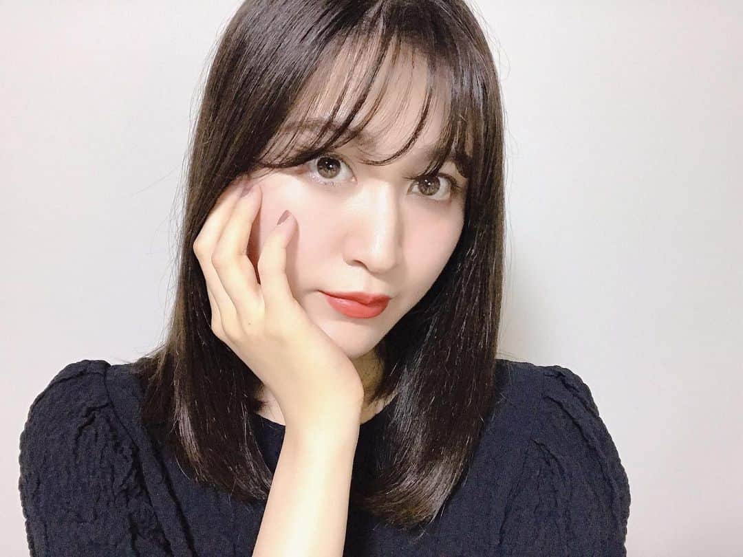 後藤夕貴のインスタグラム：「最近のメンテナンス事情☺︎ ㅤ すこし前のお話ですが 美容院と整体へ行ってきました🌿 ㅤ 一回バッサリいくと どんどん切りたくなるのはなんでだろうね〜 さらに3cmほど切ってもらったよ 女の子の気分は忙しいですね @logshibuya2 @daiking.t  ㅤ ボディメンテははじめての場所へ行ったんだけど これがなかなかよくて…！！ 普段、歪みがある状態に慣れてたから 矯正してもらったあとのラクさがものすごかったです 全身・顔フルコースで整えてもらいました。 できることなら毎日通いたい…！ @shigoku_azabu10  ㅤ ＿＿＿＿＿＿＿＿＿ #darkhair #暗髪 #整体 #小顔矯正」