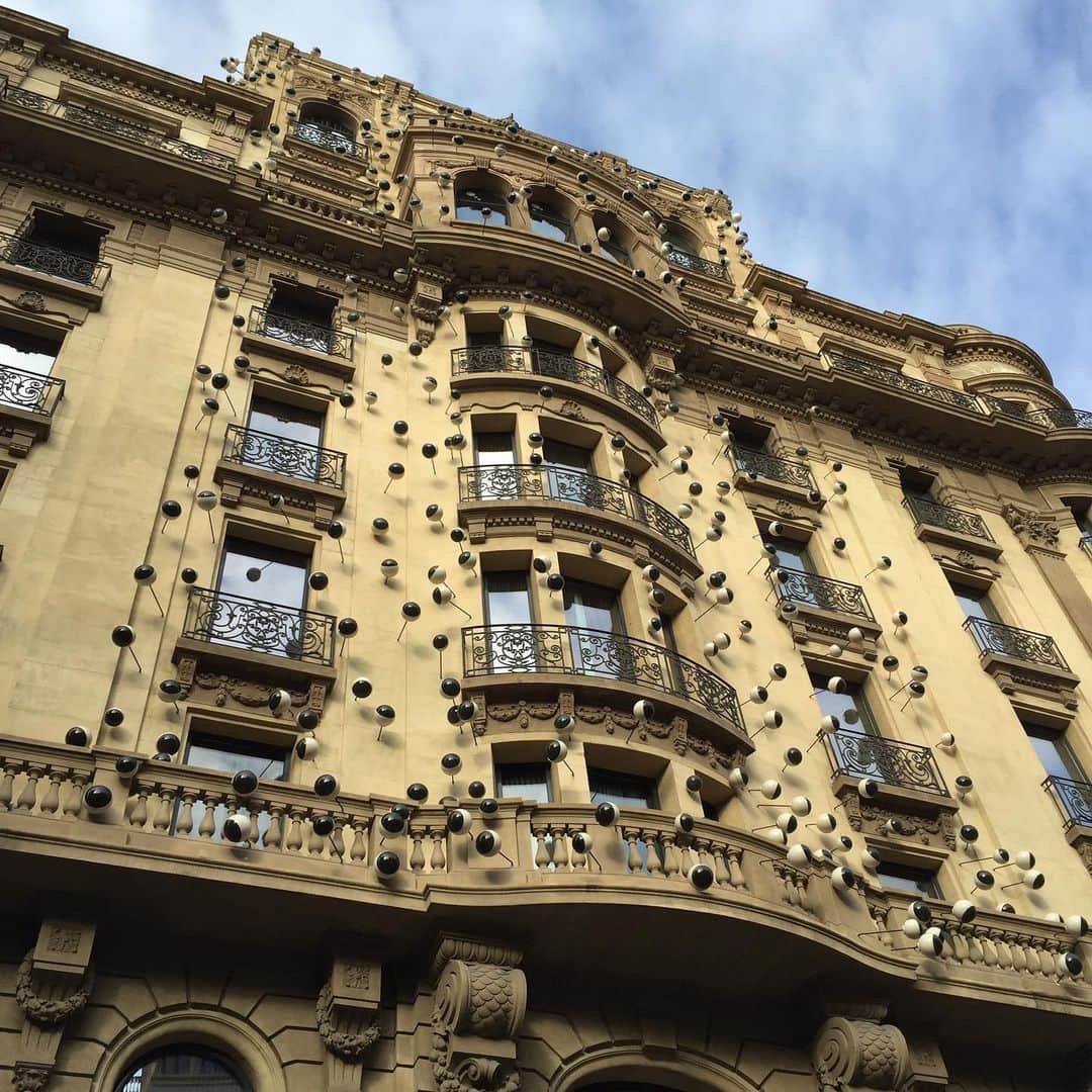 恵里花のインスタグラム：「👁‍🗨﻿ ﻿ 芸術的な建物が並ぶバルセロナ🏛🇪🇸﻿ ﻿ またいつか行けることがあれば﻿ 今度はじーっくり鑑賞したい🤩🔎﻿ ﻿ #過去pic﻿ #traveltheworld ﻿ #travelphotography」