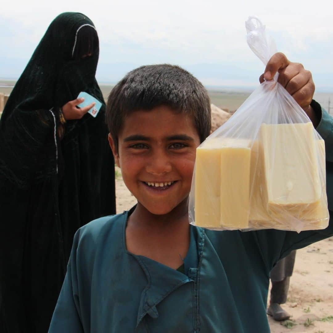 unicefさんのインスタグラム写真 - (unicefInstagram)「Jalaluddin, 11, is delighted to receive soap as part of UNICEF’s #COVID19 response in Afghanistan. ⠀  Now his family can wash their hands with soap and water, one of the most effective ways to protect themselves from coronavirus. ⠀ ⠀ Tap the link in our bio to help UNICEF get soap and other urgent medical supplies to children today. Each donation will be matched by @theofficialpandora, up to $1M.  #oneloveoneheart © UNICEF/UNI325453/Ghafary」7月12日 13時15分 - unicef