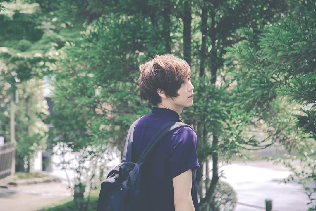らいるのインスタグラム：「動画初投稿から 丁度7年の月日が経ったことを ファンの方に教えて頂いて知りました。  僕が忘れていても 皆さんが覚えていてくれて 皆さんが忘れていても 僕の音楽が覚えていて。  僕以上に僕のことを見てくれている皆さんには本当に感謝しかないです。  これからもどうぞよろしくです。  ..  7年前の姿ですが、 マイナス13キロって恐ろしい世界。」