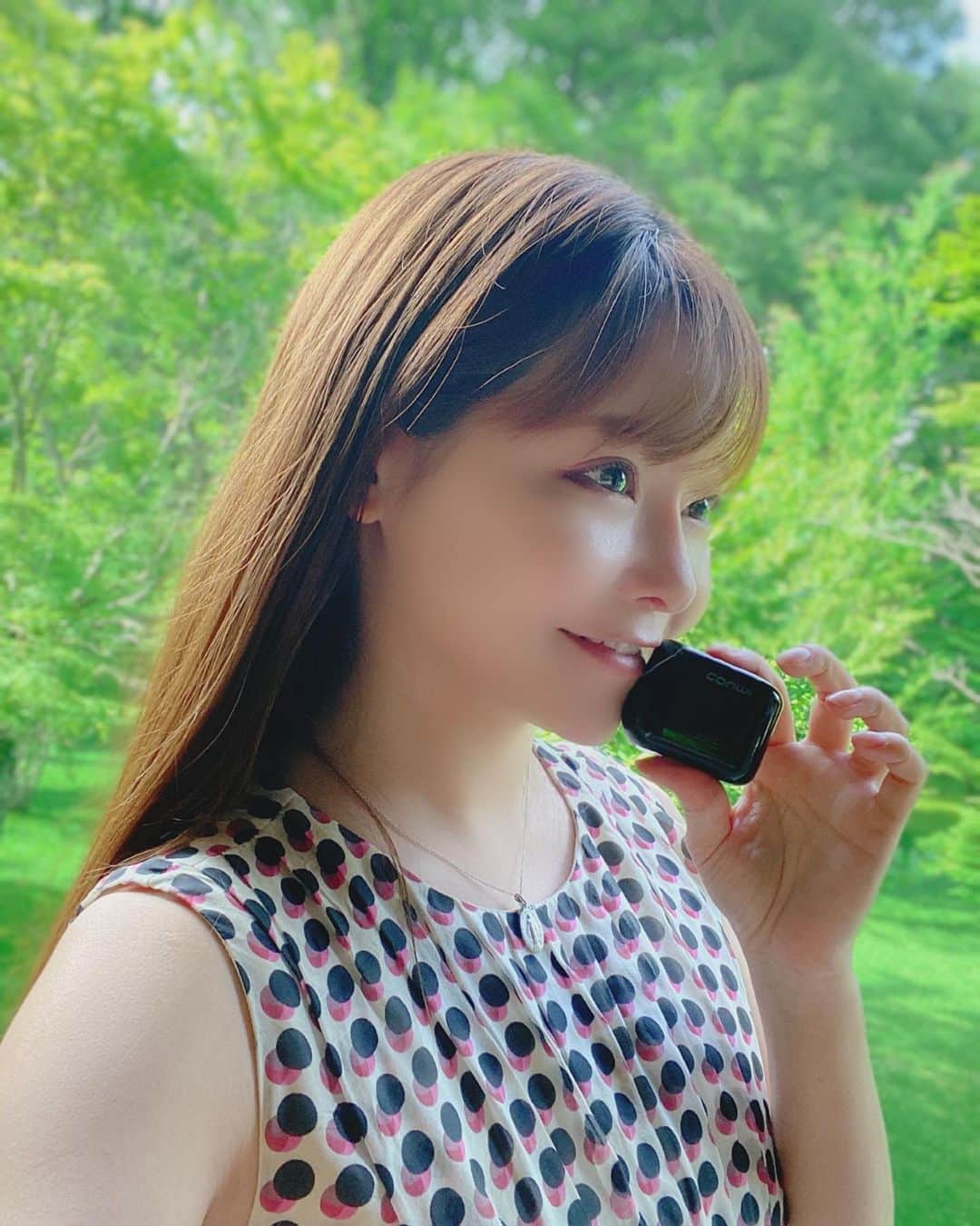 利咲のインスタグラム：「ワイヤレスイヤフォン使いたいけどなかなか高いなぁ…すぐなくすしなぁって方におすすめ✨﻿ ﻿ #Coumi のワイヤレスイヤフォン🎧﻿ ﻿ お値段がまずかわいい❤︎﻿ ¥3999というお買い得さ😍﻿ ﻿ なのにAmazonからプロモーションコード→［Y2WDTCQ4］﻿ を入れて30%OFF！﻿ ＋さらに10%OFFクーポン使用で﻿ 40%OFFになってしまいます👀❣️﻿ ﻿ つまり¥2399💗﻿ ﻿ こんなにお安いのに機能はというと…﻿ ﻿ ❤︎伝送距離10メートルなので﻿ スマホから離れても音が聞けます🎶﻿ ﻿ ❤︎最大30時間音楽再生！﻿ 長持ちするので充電忘れたり旅行の時も良いです﻿ ﻿ ❤︎左右分離型なので片耳でも使えるし誰かとシェアする時も可能👂﻿ ﻿ ❤︎完全防水🌊﻿ ﻿ ❤︎Hi-Fiステレオサウンドで高音質✨﻿ ﻿ オンライン会議や習い事などリモートの環境が続く中、サクッと使いたい時、誰かへのプレゼントもおすすめ🎁﻿ とても小さくて軽いです😇﻿ ﻿ Amazonのレビューも見てみましたが耳にかけてても痛くならないし落ちにくくて良いと書いてありました！﻿ 引っ掛ける耳からうどん形じゃなくて﻿ 完全にコロンと丸い形状なのが良いなぁと思いました。﻿ ﻿ 試したい人はこの機会にお早目に👍　﻿ 40%OFFになる期間は﻿ 2020年7月31日23:59までです。﻿（対象カラーは私も持っているブラックのみです） ﻿ URLはこちらから💁‍♀️﻿ストーリーズのPRのところからスワイプして飛んで下さい〜 ﻿ https://www.amazon.co.jp/dp/B086MDXPHT﻿ ﻿ You can get 40% off good quality wireless waterproof earphones.﻿ Please enter the promotion code from Amazon page. ［Y2WDTCQ4］﻿ The deadline is 7/31. ﻿ Recommended♡﻿ ﻿ #ワイヤレスイヤフォン #earphone #earphones #wirelessearphone #ワイヤレスイヤホン #イヤホン #防水イヤフォン #🎧 #stayhome #ソーシャルディスタンス #socialdistance #ipad #映画鑑賞 #オンライン会議 #リモート会議 #リモートワーク #remotework #green #nature #coumiearphones #beautifuljapan #earbuds」