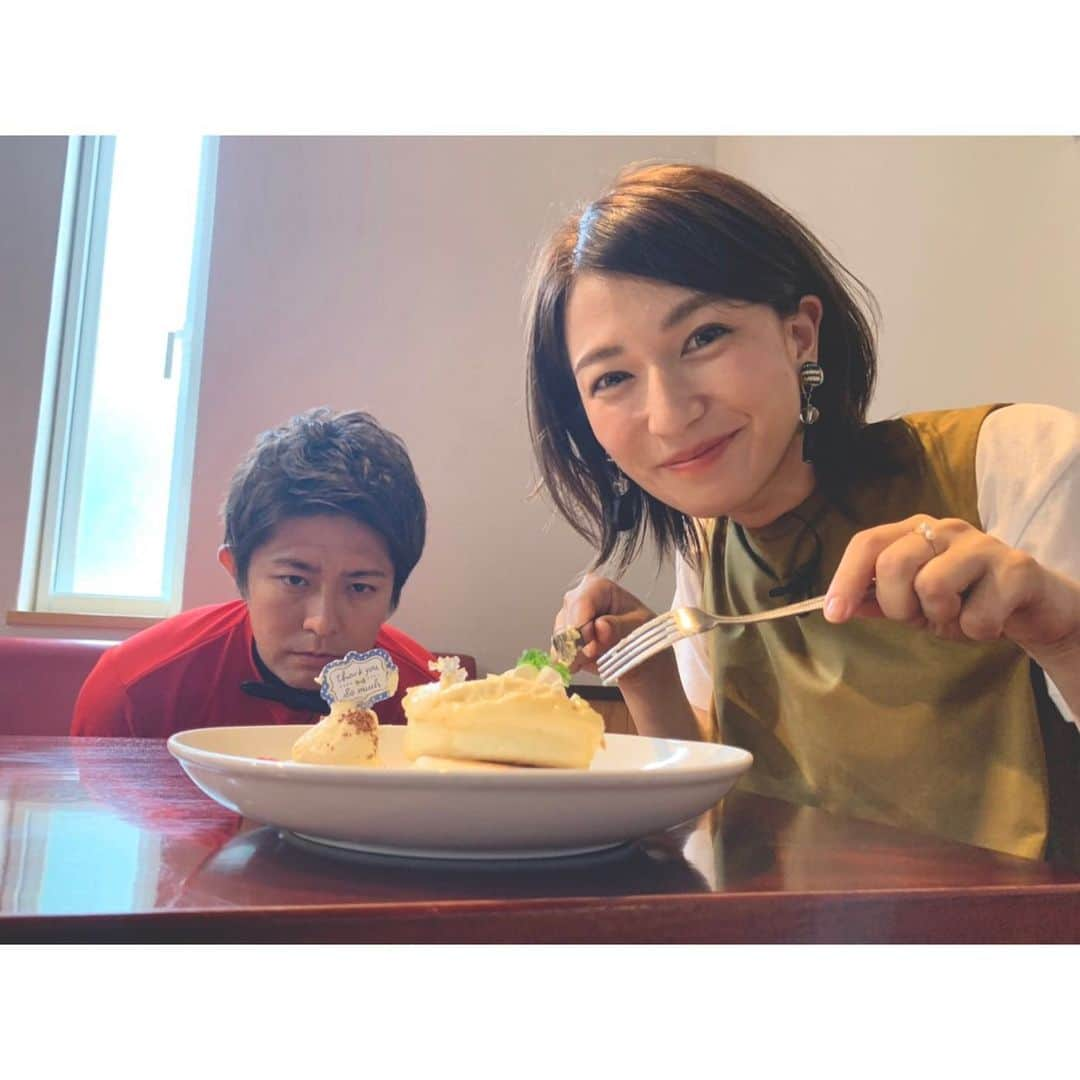 武田華奈のインスタグラム：「. 火曜日のよかばんは、わくわくグルメの第2弾🍴(4弾まであります☀︎) 各店自慢のわくわくする一品を藤崎くんと紹介します。 週を分けて放送していますがロケは一気に、なんてこともしばしば…フードファイターの気分になれます𓀟𓀟🔥 毎週同じ服を着てるわけではないですよ𓏗𓏗 実はおなかいっぱい…！でも食べたくなるお料理ばかりでした🍖 #食べられるのはどちらか一人 . 慌ただしかった一週間は曜日感覚がなくなってしまいますが、私は決まって月曜日に夕方のニュース担当なので、そこで体内時計をリセットしています…😴⏰ 明日からも平和な宮崎でありますようにと願いつつ、おやすみなさい✴︎ . #umk #テレビ宮崎 #よかばん #ばんめし #umkスーパーニュース」