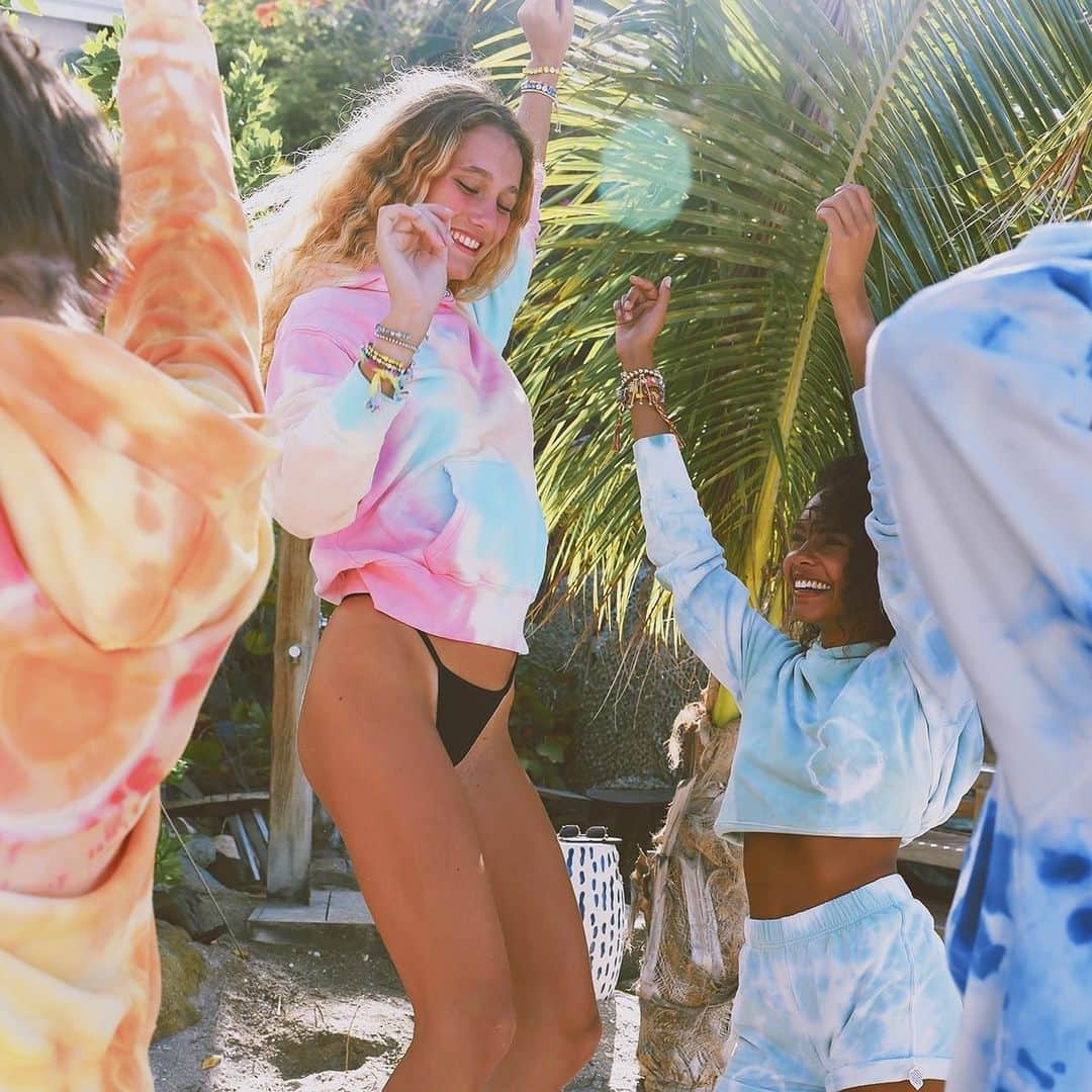 ダニジョーのインスタグラム：「Always a dance party 🌈」
