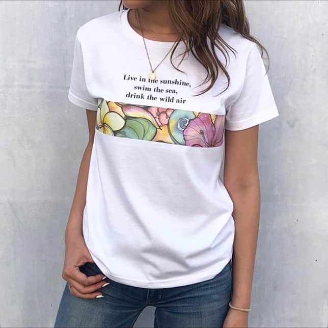 ラレイアのインスタグラム：「🌺 再入荷しました！ ・ Colleen Wilcoxの人気アート "Paradise" がプリントされたレディースTシャツ😊💕 ・ こちら再入荷したのですぐに発送可能となります✨ 今期無くなり次第終了となりますのでご注意ください🙇‍♀️🧡 ・ ・ ・ ---La Leia Precious Life(ラレイア)--- @laleia_official ・ 楽天市場店 https://www.rakuten.co.jp/laleia-p-life/ ・ au wowma店 https://wowma.jp/user/52666346 ・ Yahooショッピング店 https://shopping.geocities.jp/laleia-p-life/ ・ ・ @laleia_official  @colleenwilcoxgallery_jp  #colleenwilcox#art#hawaii#aloha#surf#beach#laleia#ハワイ#フォトジェニック#インスタ映え#インスタ女子#アロハ#ビーチ#海を感じる雑貨#ラレイア#アート#ビーチガール#サーフスタイル#大人カジュアル#キャップ #コリーンウィルコックス#ギフト#プレゼント#ユニセックス#Tシャツ」