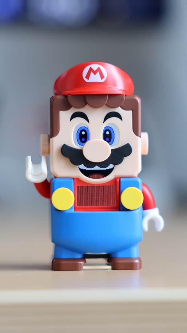瀬戸弘司のインスタグラム：「#lego #supermario #legomario #legosupermario  LEGO Super Mario !!!  たかがブロックと侮るなかれ。スピーカー、ディスプレイ、モーションセンサー付きのハイテクおもちゃです。  YouTubeでフルバージョンが見られます。 https://youtu.be/8u_w7THZUks」