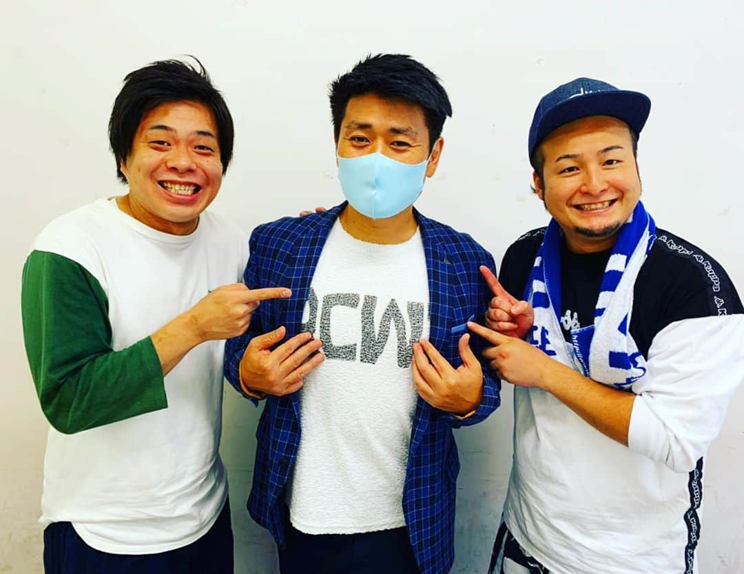 石山大輔のインスタグラム：「改名致しました。　  石山大輔→石山タオルとなりました。  Yahooニュースの取材の中西さんが、偶然にもタオル生地のTシャツでした！（笑）　タオル生地の何かは必要だな、。、ふむふむ。  全貌はYouTubeをご覧下さい。　  ［重大発表］バンビーノから皆様へ。 https://youtu.be/p96qUpQwnv0  これからタオルのことを勉強したり、そう呼ばれるのに慣れたりと沢山の過程がありますが、何年か後に『タオルさんは細かいからなぁ〜』とか『タオル師匠は話長いからなぁ〜』とか言われる人生がええかなぁって漠然と思ってます。  違和感もあると思いますが、その違和感が実は大事で、これからの芸人人生どうなるか分かりませんが、楽しんで行けたらと思います。  これからもバンビーノ改め、タオルとユウキををよろしくお願いします。  え、ユウキ！？　シンプル改名っ！！  #改名 #ダンソン #バンビーノ #藤田裕樹 #藤田ユウキ #石山大輔 #石山タオル #芸人   https://news.yahoo.co.jp/byline/nakanishimasao/20200711-00187588/」