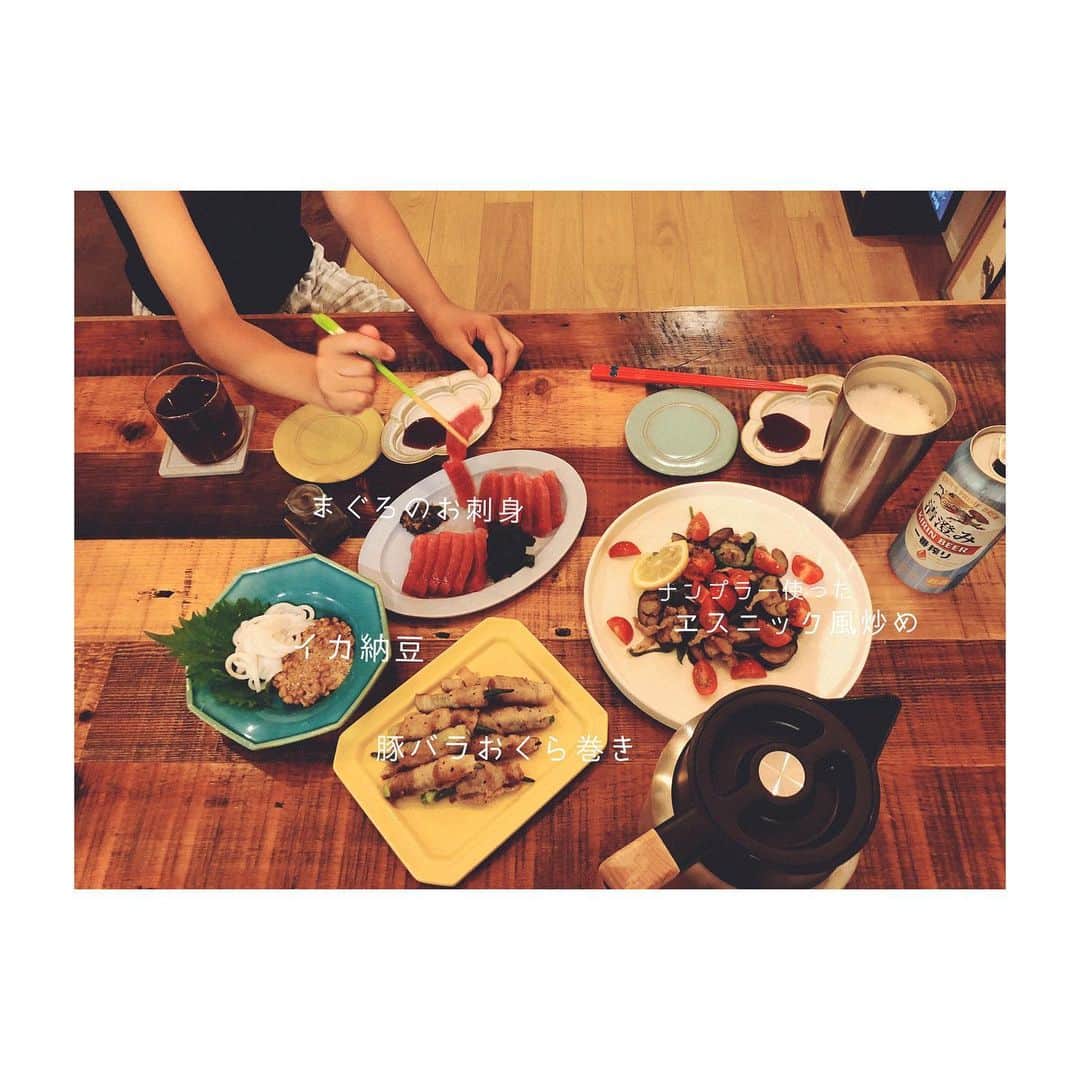 笹峯愛さんのインスタグラム写真 - (笹峯愛Instagram)「本日も ナンプラーを使った一品を作ったら デデ様がいよいよ  おれ、昨日も思ったんだけど なんか臭くない？  と言い出しました。  炊き立てご飯を出し忘れて この後、すぐ出しました。  自分がビールだとねぇ、ありがち。  #瀬戸焼　#awabiware #木瓜皿 #トキノハ」7月12日 22時53分 - mineco.m