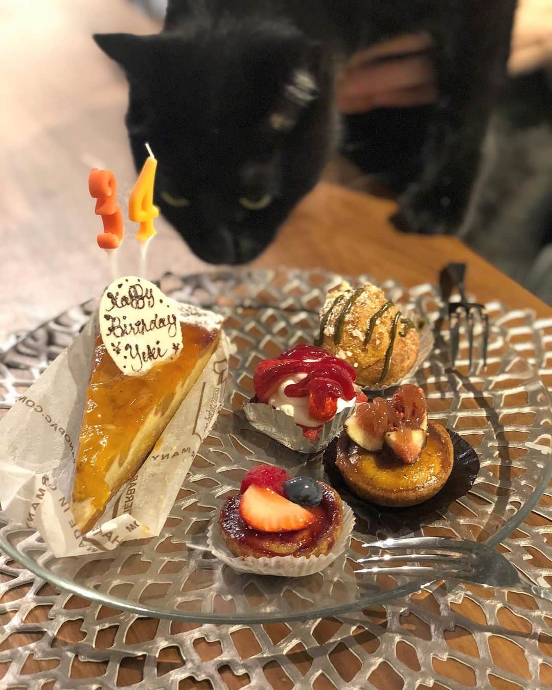 北岡りえのインスタグラム：「happy birthday 白井氏🧁 家ごはん&ケーキで今年はゆっくり猫達と🥄  #0時なってもBORUTOずっと観てたよ #私はNARUTOの話もしたい🌀」