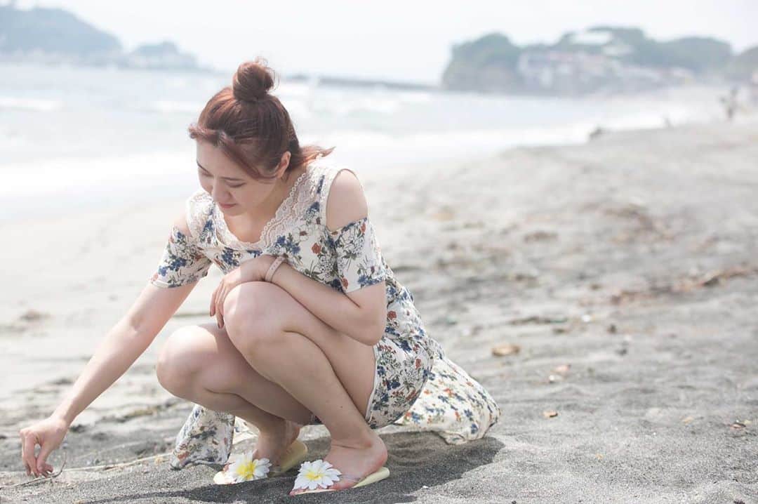 依東杏奈のインスタグラム：「七里ヶ浜と江ノ電。  今日撮れたてほやほや 素敵なお写真を頂いたので 何枚か載せますね🥰  #江ノ電 #七里ヶ浜 #モデル #model #海 #beach #鎌倉  #グラビア #砂浜 #電車 #撮影会  #また行きたい 🎵」