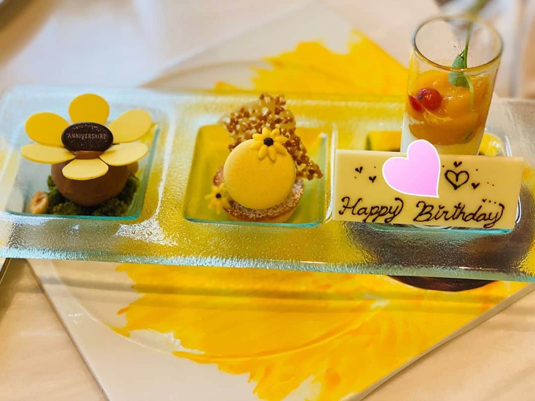 中山琴葉さんのインスタグラム写真 - (中山琴葉Instagram)「﻿ ﻿ アニヴェルセルカフェみなとみらい🌻﻿ ﻿ 友達の誕生日をお祝いしてきました！﻿ ﻿ ﻿ 期間限定でひまわりのデザートが！😳﻿ 数量限定なので行く際には予約必須です！﻿ ﻿ ﻿ ひまわり可愛い❤️﻿ 喜んでもらえてよかった♡﻿ ﻿ ﻿ ﻿ #横浜#みなとみらい#アニヴェルセルカフェみなとみらい#ひまわり#サプライズ#birthday」7月12日 22時51分 - kotoha_nakayama