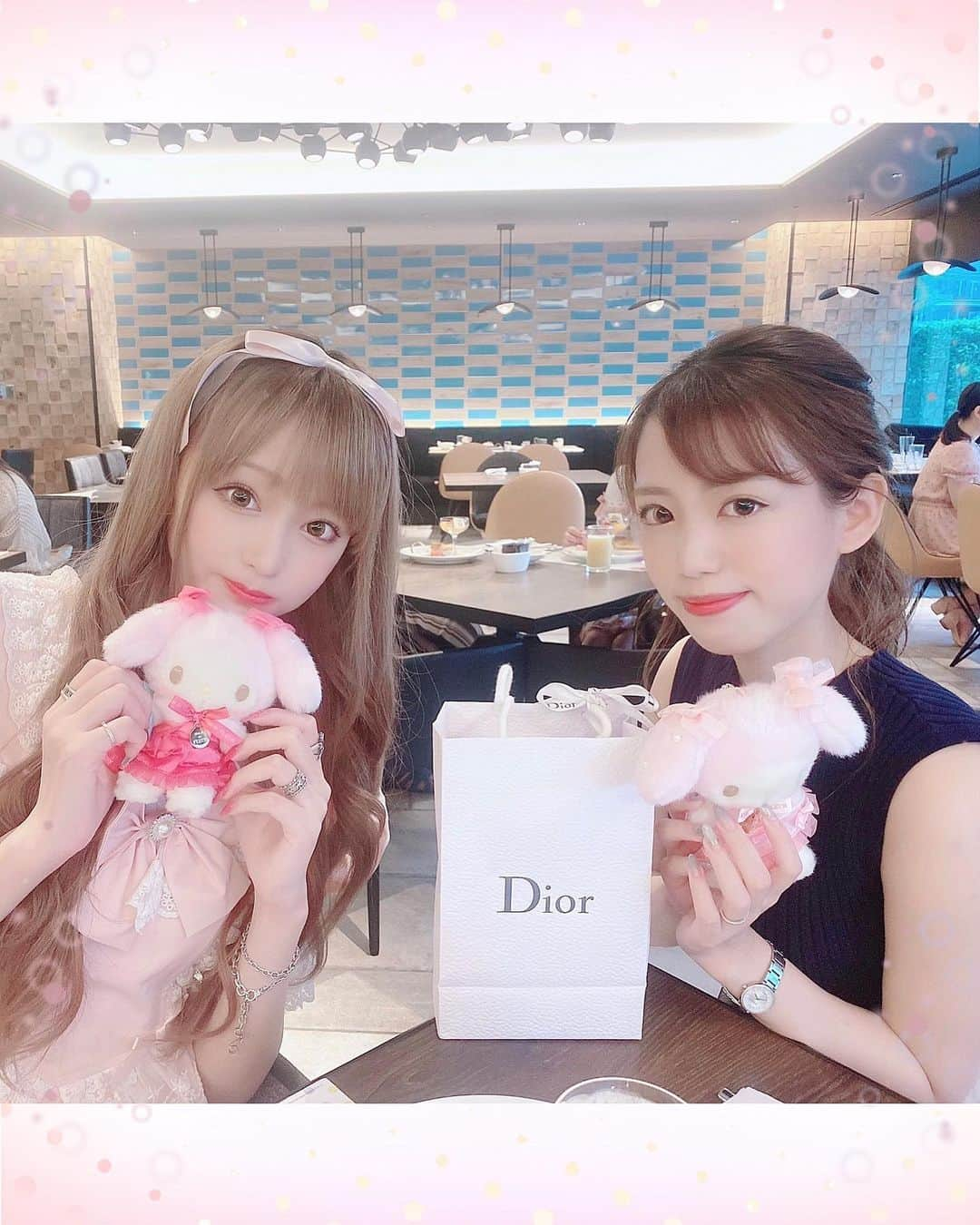 あかりさんのインスタグラム写真 - (あかりInstagram)「よーちえんからの おさななじみ👭 のはーちゃんがサンリオのビュッフェ よやくしてくれたの〜🥰🎀💕❣️ おでが めろたんすきだからって あわせてくれてうれぴぃ🥺💖✨✨ そぉいえばはーちゃん、しょーがくせーのころ めちゃキティちゃんすきやったなぁ😂❣️ なんやかんやで かわいいものが だいちゅきな ふたりです😝💕✨ 💭 そしてまさかのバースデープレゼント🎁まで もらっちゃったんだよぉぉぉっ🥺😭❣️💖✨✨ ちょーおぉぉうれぴかったっ🥺💖✨ どこまでも優女な はーちゃん🥺💖✨✨✨ しあわぺな ひとときを ありがとぉ🥺💕💕💕 💭 #あかちゃむとめろたん #サンリオビュッフェ #マイメロビュッフェ #ヒルトン大阪 #ヒルトンビュッフェ #ヒルトンアフタヌーンティー #sanrio #mymelody #hilton #hiltonosaka #hiltonbuffet」7月12日 22時55分 - akachamxx