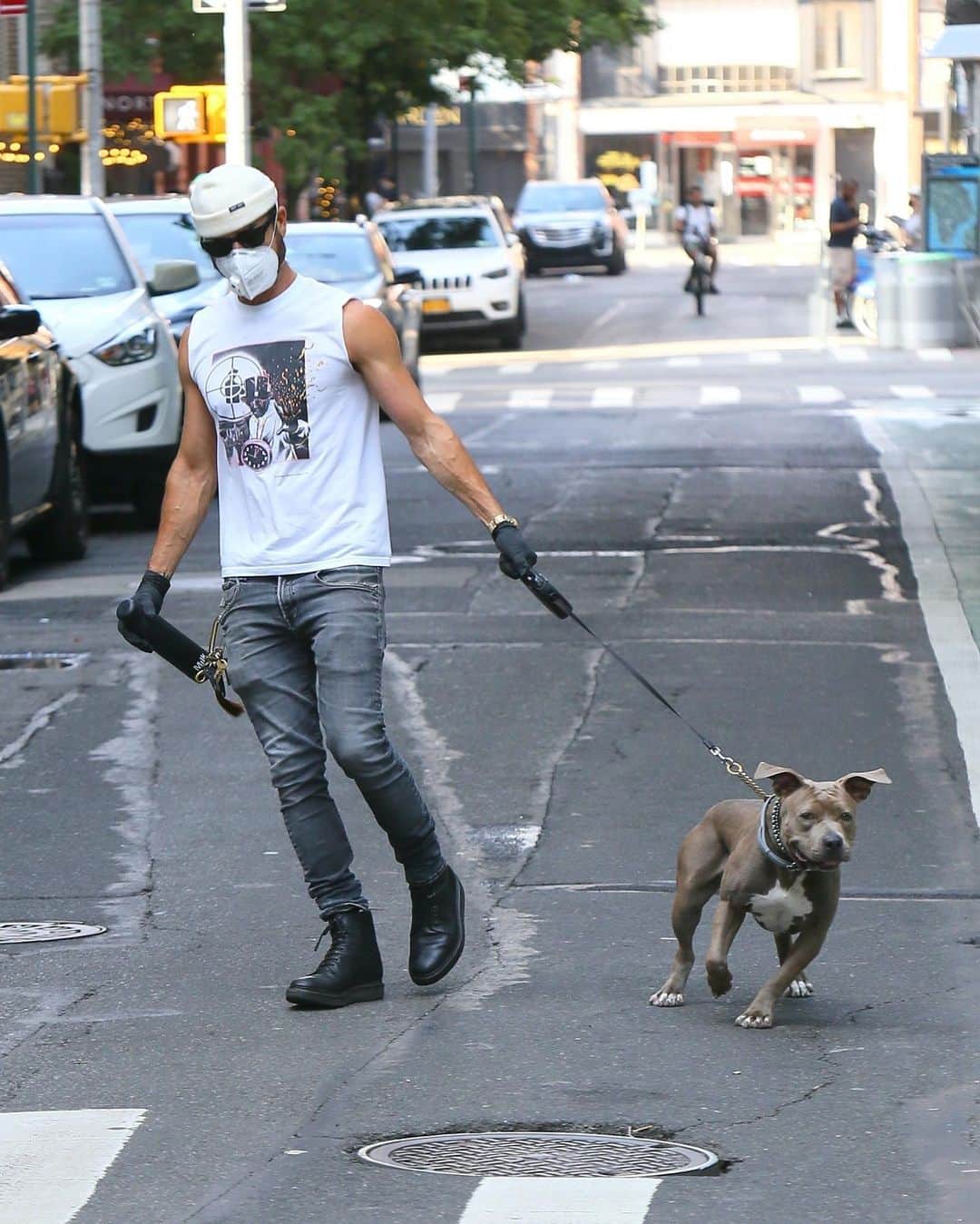 Just Jaredさんのインスタグラム写真 - (Just JaredInstagram)「@justintheroux is looking fit while taking his pup Kuma for a walk in NYC. #JustinTheroux Photo: Backgrid」7月12日 22時56分 - justjared