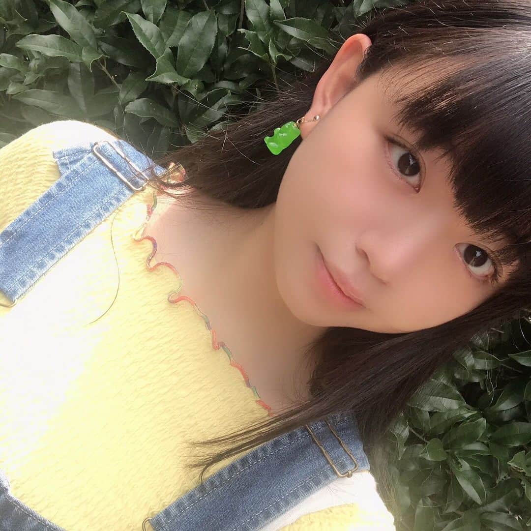 吉田万葉のインスタグラム：「今日はpopなコーデ🦒🍿  イヤリングは🟩のハリボー‪‪❤︎‬  #pop #fashion #sjk #jk #Instagram」