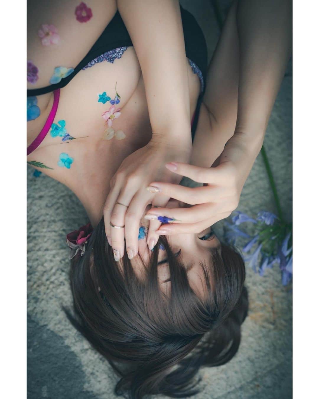 のインスタグラム：「quiet. . . . #押し花タトゥー #押し花アート  #ラヴィジュール #夏ネイル  #model #gravure #portraitmodel  #cosplayer  #モデル女子  #グラビアアイドル #コスプレイヤー  #インスタグラマー #lingerie #lingerielove  #ランジェリー大好き  #eros  #bodymake  #可愛くなりたい  #黒髪ショート #japan_of_insta  #igportrait #pasha_magazine #instaportrait  #tokyocameraclub  #童顔  #エロ可愛い #sexy #japanesegirl  #日本人 #人像攝影系列」