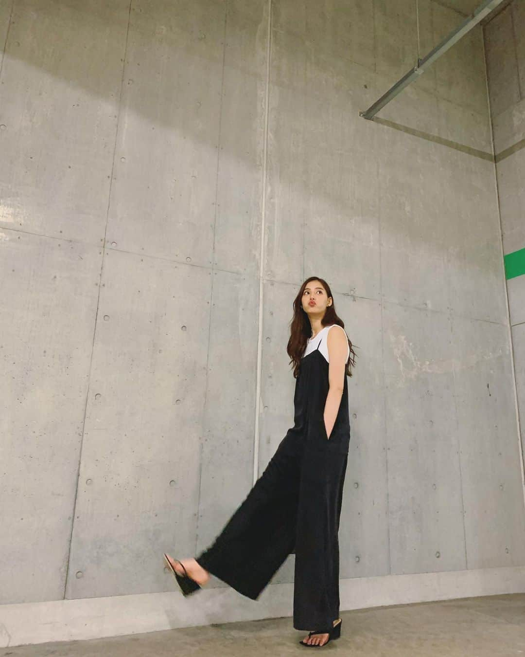 新木優子さんのインスタグラム写真 - (新木優子Instagram)「私服 tops : @hanes_japan  suspender salopette : @throw_by_sly  bag : @dior  shoes : @byfar_official   撮影の時だけマスク外しています🙇🏻‍♀️✨」7月12日 23時00分 - yuuuuukko_