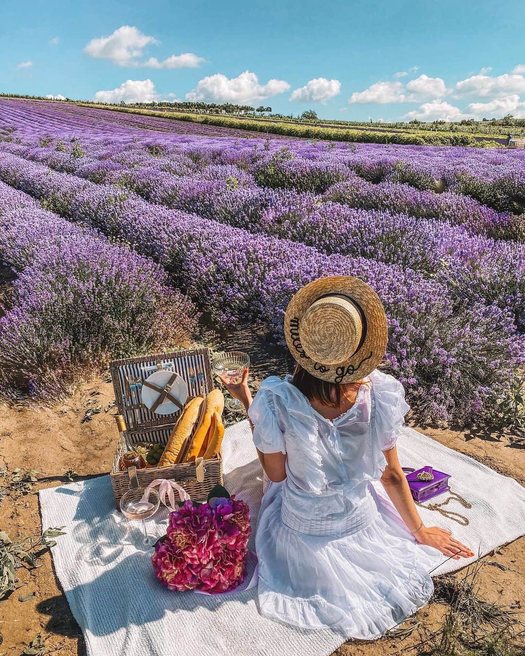 バーボラ・コディトヴァのインスタグラム：「Picnic time with my @butlerscz supplies 🍾  GIVEAWAY - follow @butlerscz, comment your favourite trip destination in 🇨🇿 & tag a friend who you’d go there with in order to win one of the 2 vouchers worth 1000CZK to spend at @butlerscz ☺️ The winners will be picked on 25th of July. GOOD LUCK 👏🏻 (for 🇨🇿 only)」
