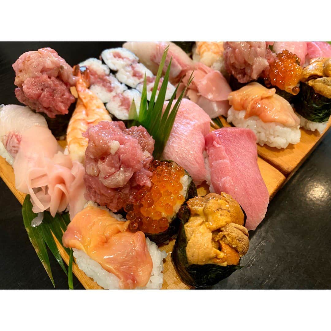 潮田あかりさんのインスタグラム写真 - (潮田あかりInstagram)「こんな時間に飯テロどーん🍣🍣🍣おじいちゃんとおばあちゃんが素敵すぎて幸せお寿司時間👴🏻🧓🏻🧡絶対にまた行くお店🤤 #新丸子 #かすがたから舟 #お寿司」7月12日 23時03分 - ushi_ppp