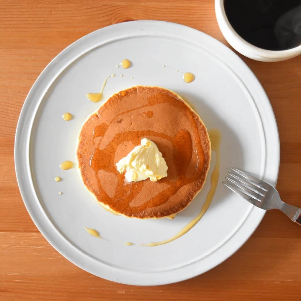 山崎佳のインスタグラム：「Today’s breakfast. 最近は休みの日になるといつも上の子からホットケーキのリクエスト。 「え〜…、面倒だからパンで良くない？」(じめじめ暑い季節で毎日だるめ)って言いそうになるけど、焼いたら焼いたで「あ、美味しいね。焼いてよかった」ってなる。」