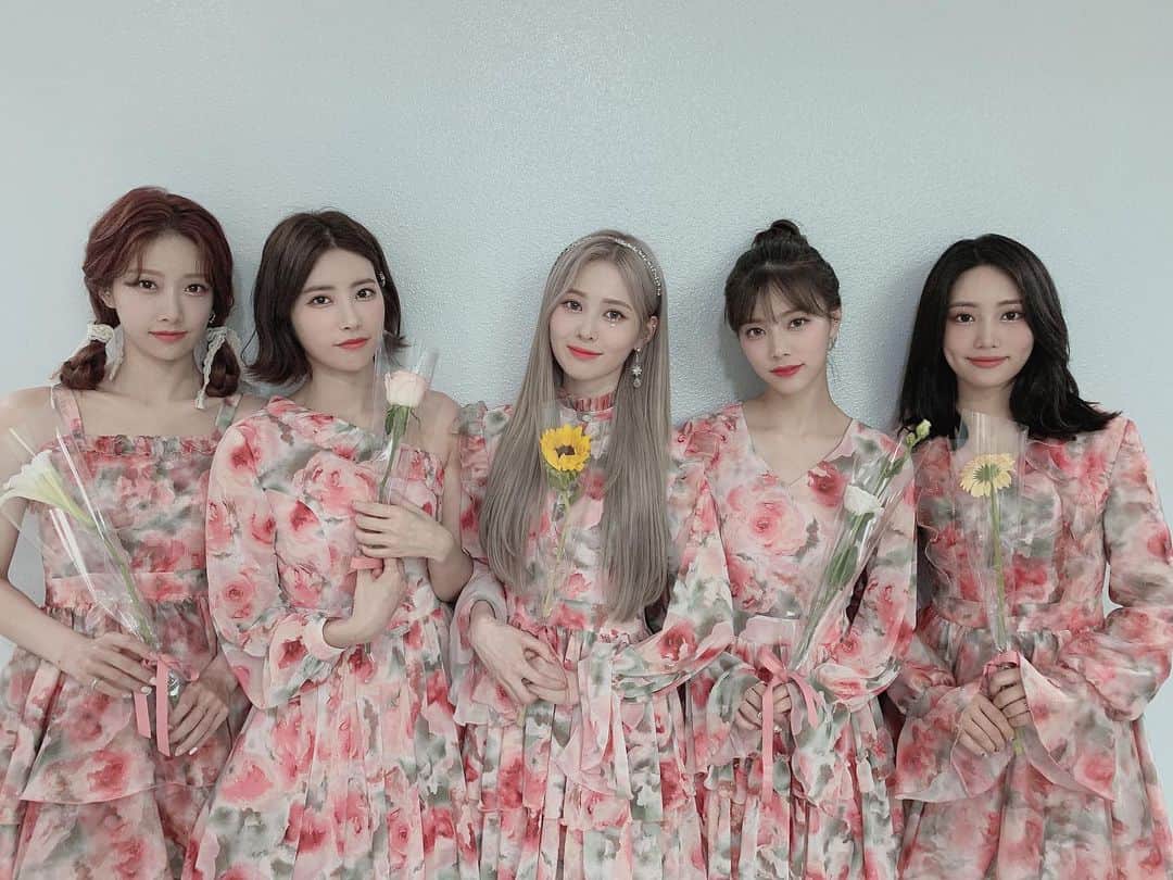 DIAのインスタグラム：「⠀ [ 🌼 ] ⠀ 에이드! 다이아를 항상 감싸줘서 고마워요❤️ 계속 서로가 서로를 감싸줄 수 있는 우리가 되길☺️ ⠀ #다이아 #DIA #Flower_4_Seasons #감싸줄게요 #Hug_U」