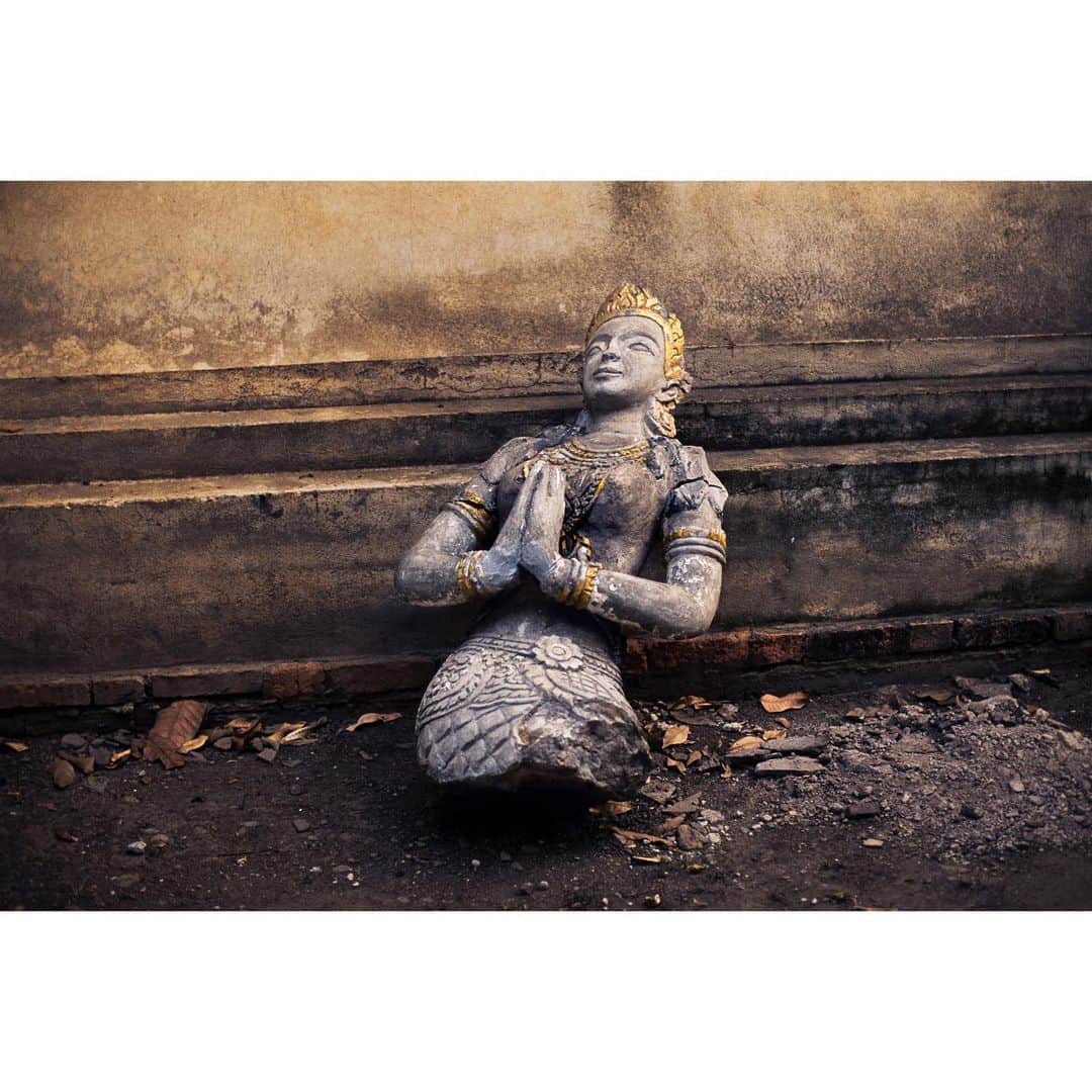 スティーブ・マカリーさんのインスタグラム写真 - (スティーブ・マカリーInstagram)「Decades of neglect throughout Myanmar (Burma) and Laos have permitted many of its sacred sites and Buddhist pagodas to crumble. Yet, in the midst of this invading rubble, the Buddha's compassionate gaze, seemingly unperturbed by the decay. 1st image: Indein Village, #Myanmar, 2011. 2nd image: Luang Prabang, #Laos, 2006. 3rd & 4th images: #Mandalay, Myanmar, 2010.  #SteveMcCurry #SteveMcCurryBuddhism」7月12日 23時08分 - stevemccurryofficial