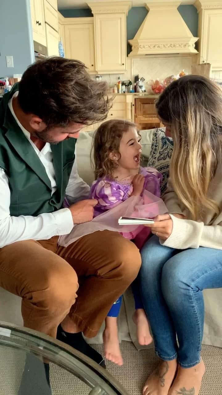 クリスティーナ・ペリーのインスタグラム：「the cutest moment when mommy & flynn rider told baby rapunzel about becoming a big sister」