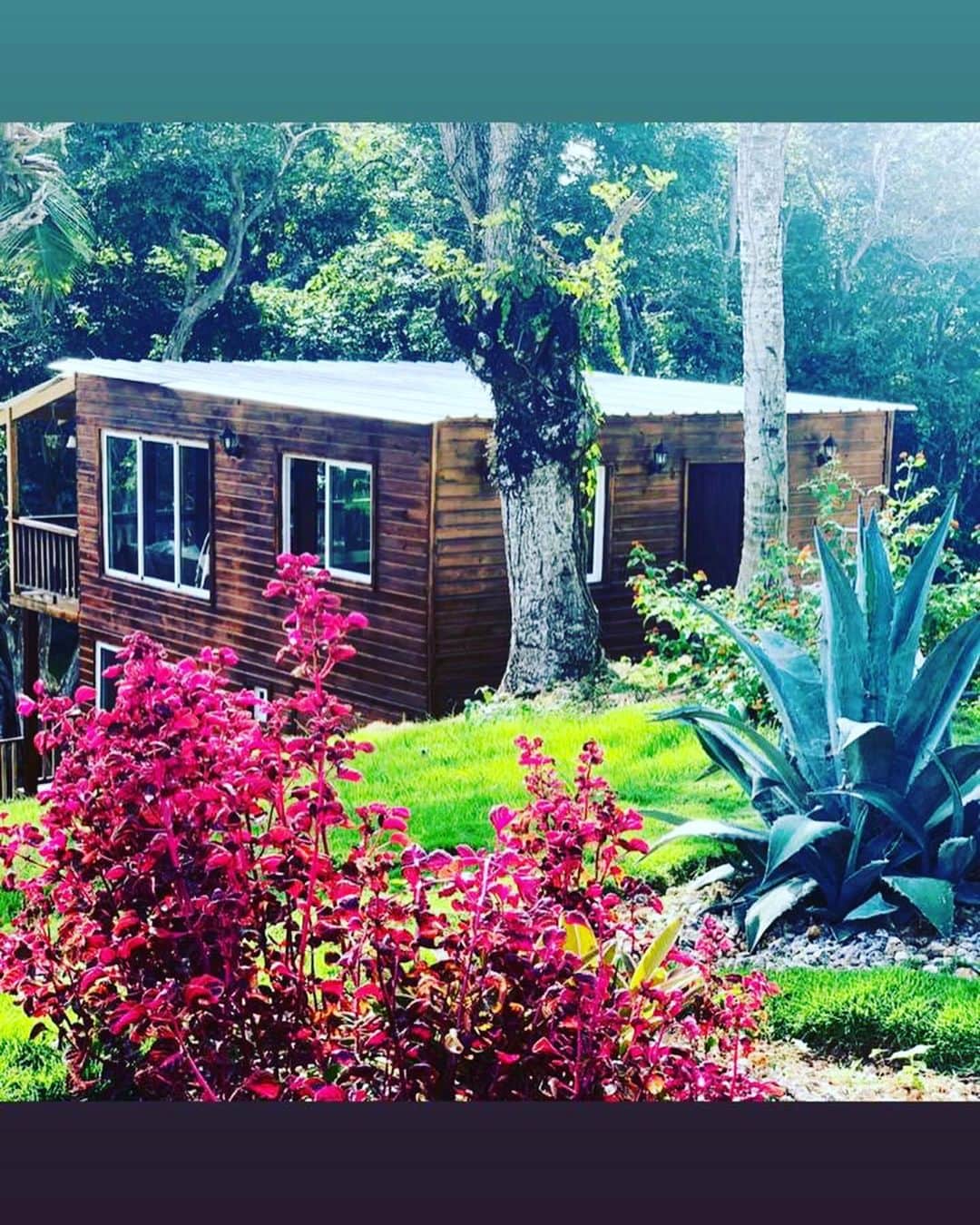 ジョーダン・ノルベルトのインスタグラム：「*Incluye*  -2 habitaciones familiares totalmente abierta 👨‍👩‍👦‍👦 cama queen y sofá cama para dos -capacidad para 8 personas  -Habitación principal 🛏  -Cocina 🍽 -Desayunador ☕️ -Balcón con vista al lago 🎣 -Baño con agua caliente 🛁  *Área* *recreativa*  -piscina 🤽🏻」