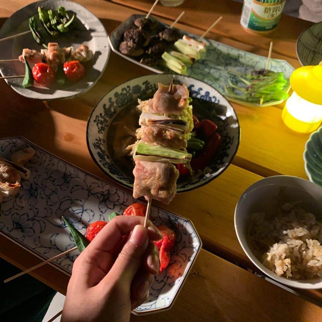 Asano Minamiさんのインスタグラム写真 - (Asano MinamiInstagram)「焼き鳥を家で作って外で食べた！夏🌴🌞🍺 ゆうきちゃんにかわいいお皿もらった💛🧡 @yuukimeehaa 😘」7月12日 23時16分 - minami_asano