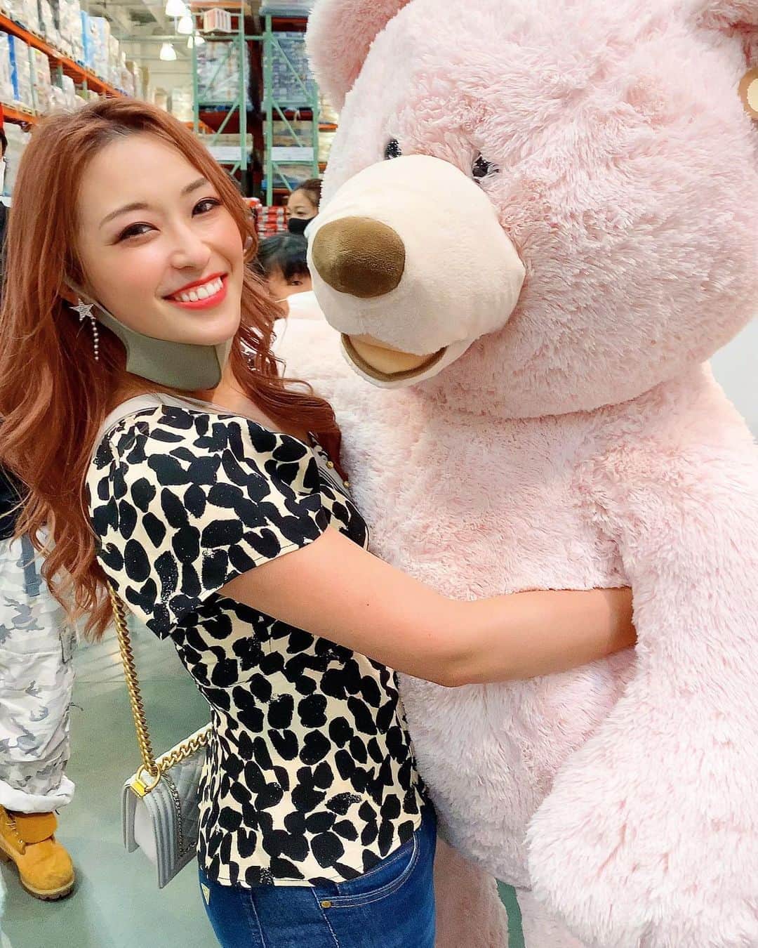のインスタグラム：「🐻🍒🐻🍒🐻🍒🐻🍒﻿ ﻿ ﻿ コストコのピンクのクマ﻿ 欲しいけど絶対枕になるねwww﻿ ﻿ ﻿ ﻿ #クマ」
