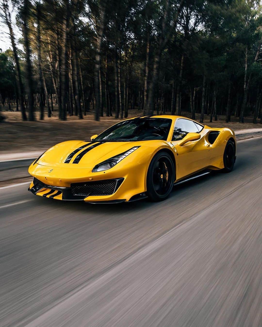 CARLiFESTYLEさんのインスタグラム写真 - (CARLiFESTYLEInstagram)「What’s your favorite thing about the Ferrari 488 Pista? Photo @airmadrid #carlifestyle」7月12日 23時18分 - carlifestyle