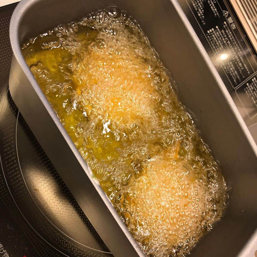 生天目仁美 さんのインスタグラム写真 - (生天目仁美 Instagram)「新しい揚げ物鍋を買いましたー！ 長細いから、エビフライもいける！ 写真はコロッケだけど😁 #なばごはん」7月12日 23時27分 - naba3po