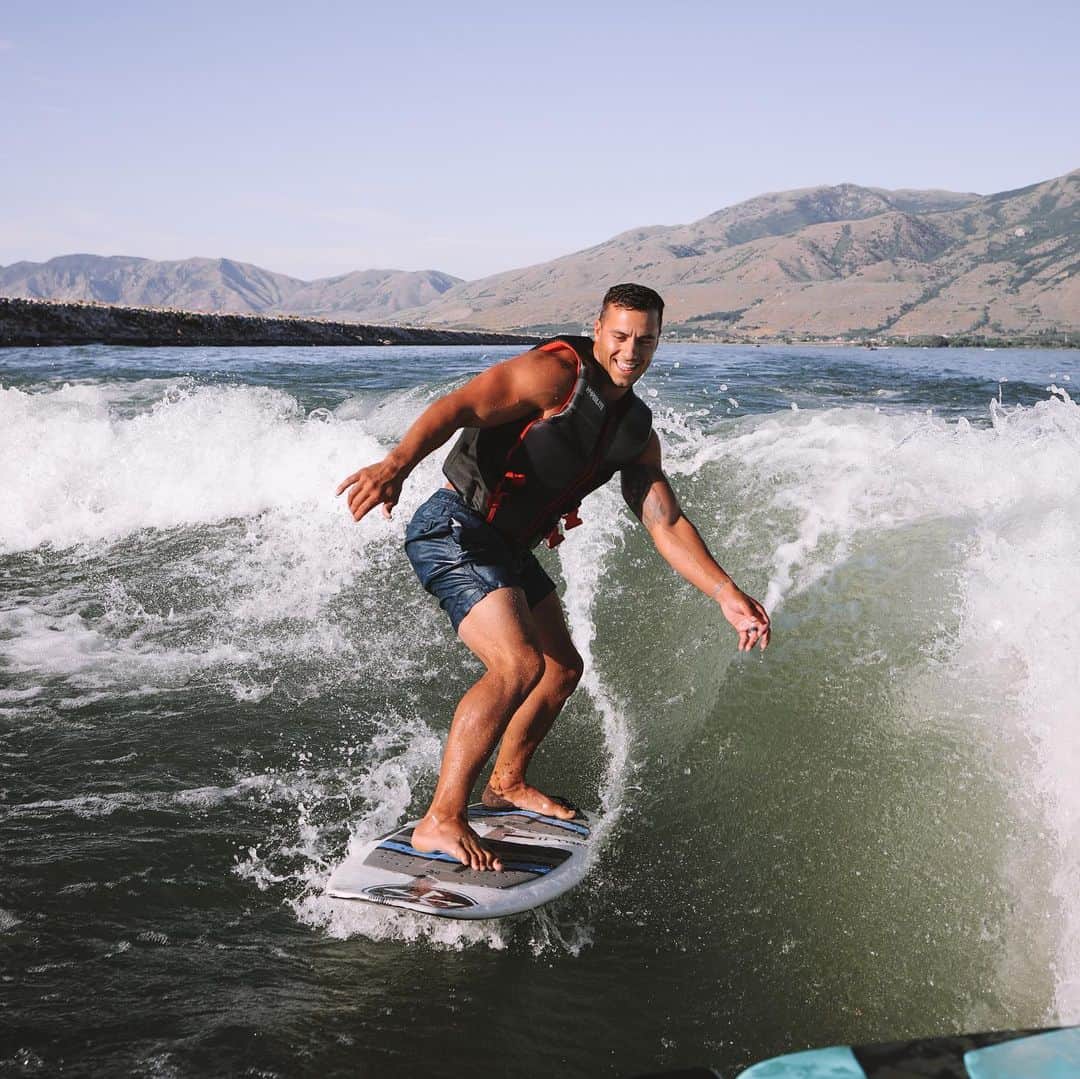 ジェイコブ・ダルトンのインスタグラム：「When u have a few hours before the heading to the airport and squeeze a surf session in 🤙🏼 This was so sick! Shoutout to @usagymworld for a great camp and @alecyoder for snapping some epic shots! Enjoy your Sunday everyone 🙏🏼」