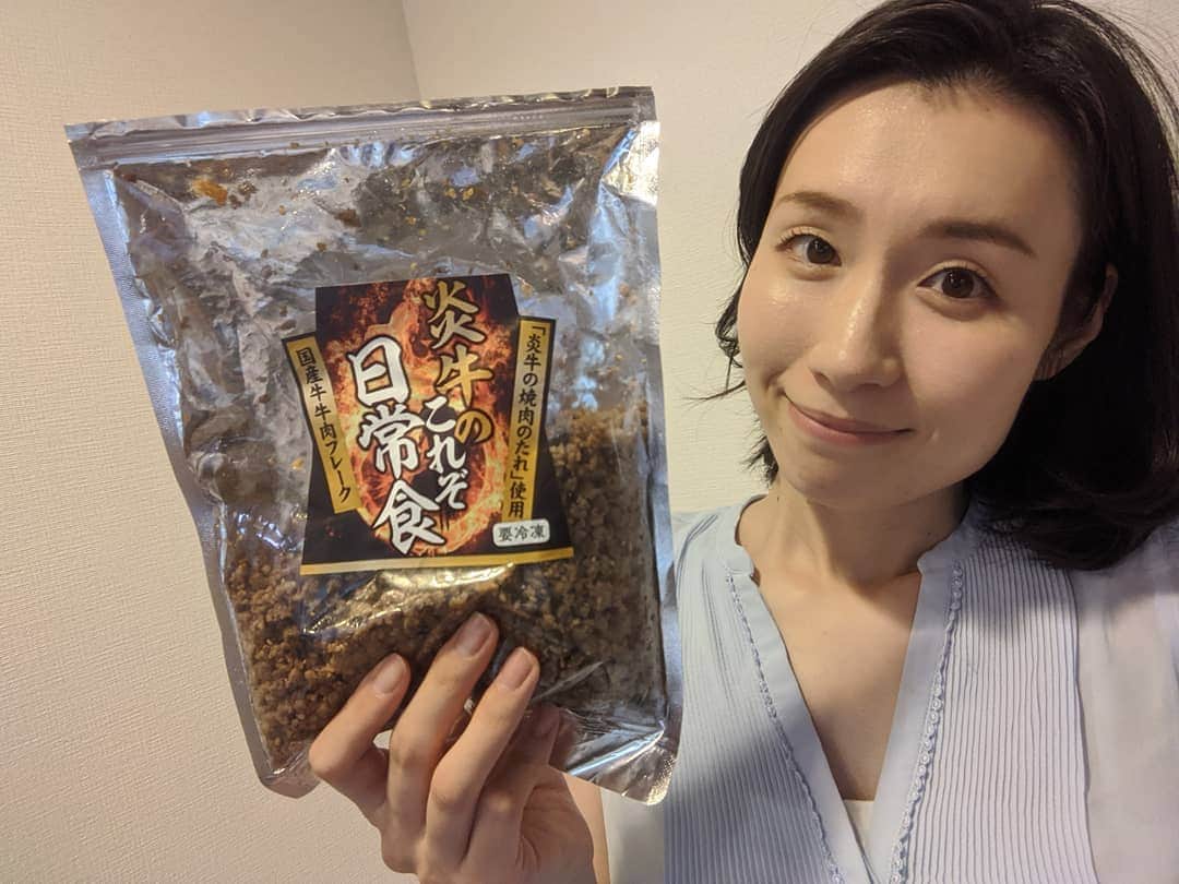 山部朱里のインスタグラム：「. . 【福岡県の焼肉「炎牛」国産牛牛肉フレーク】 先月から私の料理の投稿にも度々登場して何度もご紹介していますが改めてまとめます！ ごはんにかけるだけでもいいし、あんかけなどの料理にも使えるし、２歳の我が子もおいしいと喜んで食べてくれたこちらの牛肉フレーク！ 女子アナ47 @jana47com　が全国から様々な商品を取り寄せてご紹介しているサイト「日本のイイもの発掘！」で購入することができます。 この牛肉フレークは福岡の焼肉店「炎牛」さんが初プロデュースしています。 国産牛の粗挽きミンチを使用していて、牛肉感がしっかり味わえます。 封を開けると香ばしいガーリックのニオイがたまりません。味付けは炎牛の焼肉のタレで、甘辛く後を引くおいしさは白米をおかわりしてしまうほどです。また噛めば噛むほど牛肉の味もしっかりと味わうことができますよ！ 私は仕事終わりで疲れていたので夜ご飯簡単なものにしようと思い、この牛肉フレークであんかけ卵料理を作りました。味付けされているのでそのまま水と水溶き片栗粉で餡をつくっただけです。彩りに小エビも足しました。楽しようとおもって作ったのに簡単にごちそうになりました。またスライスした玉ねぎにチーズとこの牛肉フレークを乗せてグリルで焼いてみたり、豚平焼きの豚肉をこの牛肉フレークに変えてみたり、我が子にはうどんに混ぜてみたりと、たくさんアレンジしました。チャーハンの具にしても、サラダに乗せるのもおすすめです！ しかも少ない量でも満足感があるので、長く楽しむことができましたよ！！ 「日本のイイもの発掘」のサイトでは女子アナ47代表の長崎真友子さん　@mayuko_nagasaki 　の食リポ動画もあります！！ 夏の暑さに負けないよう、子どもも大人も牛肉フレークでたくさんご飯を食べて元気に過ごしてほしいです！ . . #女子アナ47 #フリーアナウンサー #福岡県 #福岡 #炎牛 #牛肉フレーク #宮崎牛 #佐賀牛 #グルメ #地方創生  #地方局 #応援 #生産者 #食 #お取り寄せグルメ  #お取り寄せ  #簡単ごはん #レシピ #おかず #焼肉  #焼き肉  #ごはんのおとも」