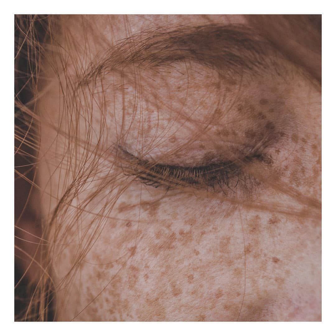 Stop The Water While Using Me!さんのインスタグラム写真 - (Stop The Water While Using Me!Instagram)「Daydreaming on a sunday. ⠀ #naturalbeauty #lessismore #frecklelove #naturalskin #naturalcosmetics #organiccosmetics #greenbeauty #nontoxicbeauty #stopthewaterwhileusingme #inspired by #pexels」7月12日 23時25分 - stopthewater