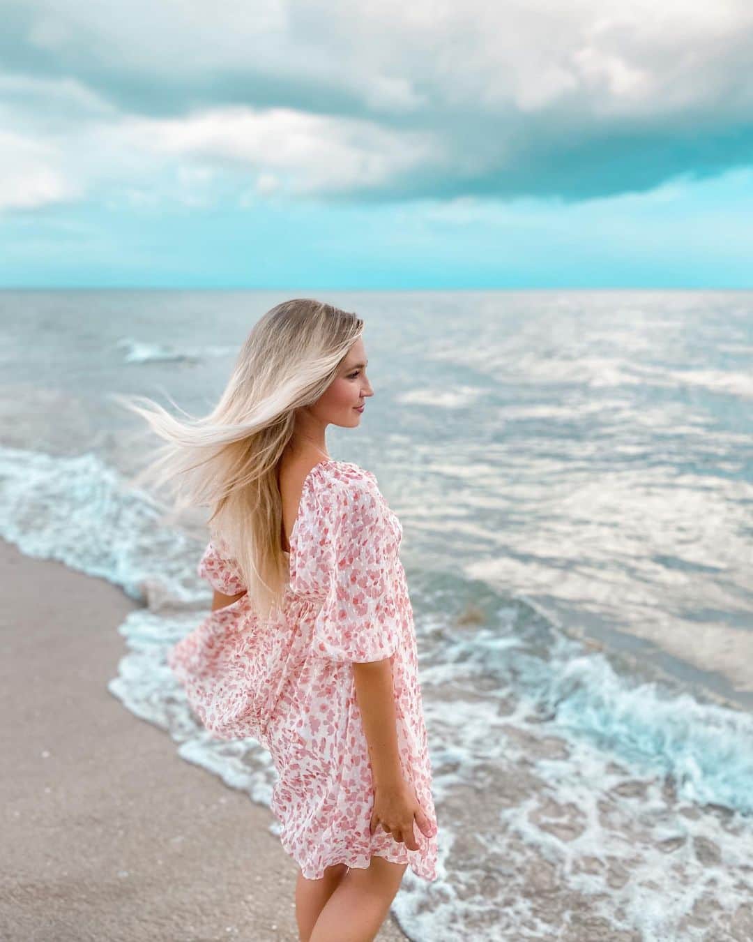 サシャ・カリスのインスタグラム：「Happiest at the beach 💝💦 @shopreddress」