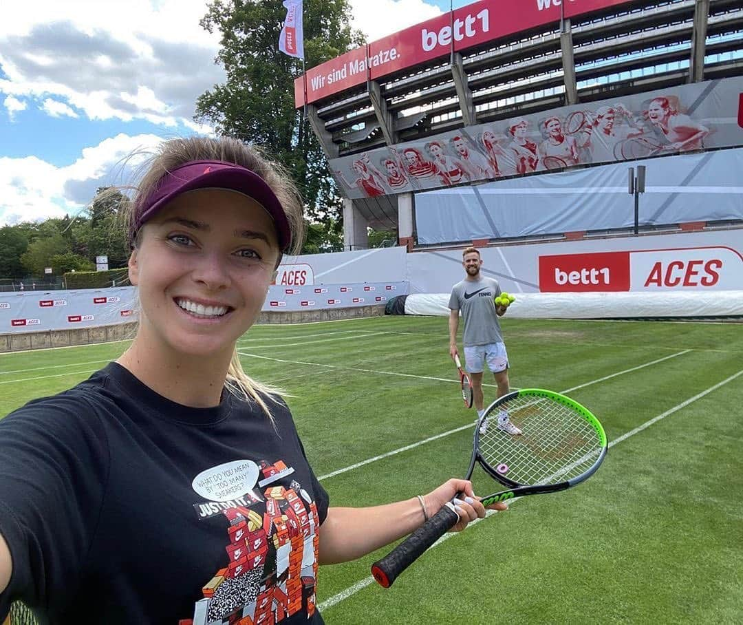 WTA（女子テニス協会）さんのインスタグラム写真 - (WTA（女子テニス協会）Instagram)「🌱 #HappySunday • @elisvitolina Happy Sunday everyone 😘!! ⁣⁣ This week we are in Berlin for an exhibition event @bett1_aces. ⁣⁣ Finally a different scene to stay sane in this crazy times 👻. Keep practicing social distancing you all 😈⁣ ⁣ #socialdistance #tennis」7月12日 23時27分 - wta