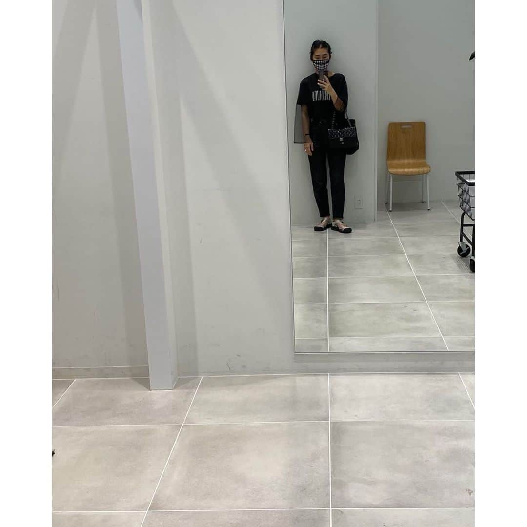 teeemu017のインスタグラム：「お久しぶりの#マスクコーデ  #ootd#outfit#fashion#code#ファッション#コーデ#コーディネート#シンプル#ママコーデ#ママファッション#着回し#着回しコーデ#ヘビロテ#アラフォーコーデ#ワンパターンコーデ  久しぶり過ぎて。 生活スタイルも環境もガラッと変わり断捨離も経てw本当に必要な物、大切な物、心身共に健康でいられる物。着回しどころかワンパターンコーデになってしまったが。またコーデ載せていきたいな。  #タグ付け初めてやったよ #いいねしてね #ママコーデも卒業だなw」
