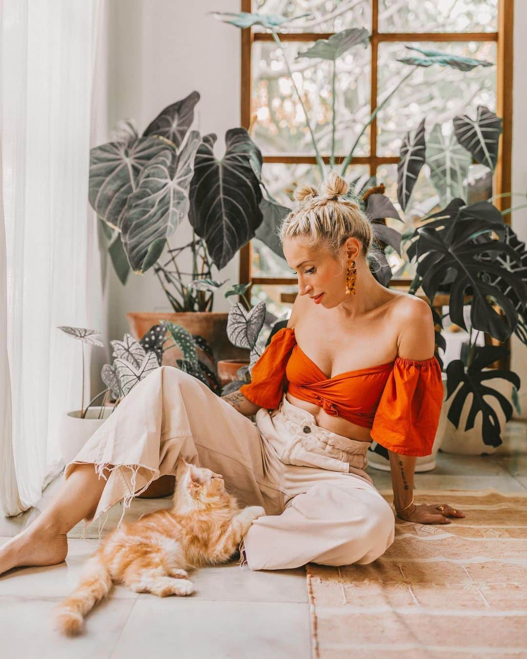 リリー＝ローズ・メロディのインスタグラム：「What quarantine would do to you: 🌱+🌿+🌱+🌿+ 😽 @atlasthecooncat #plantandcatlady」
