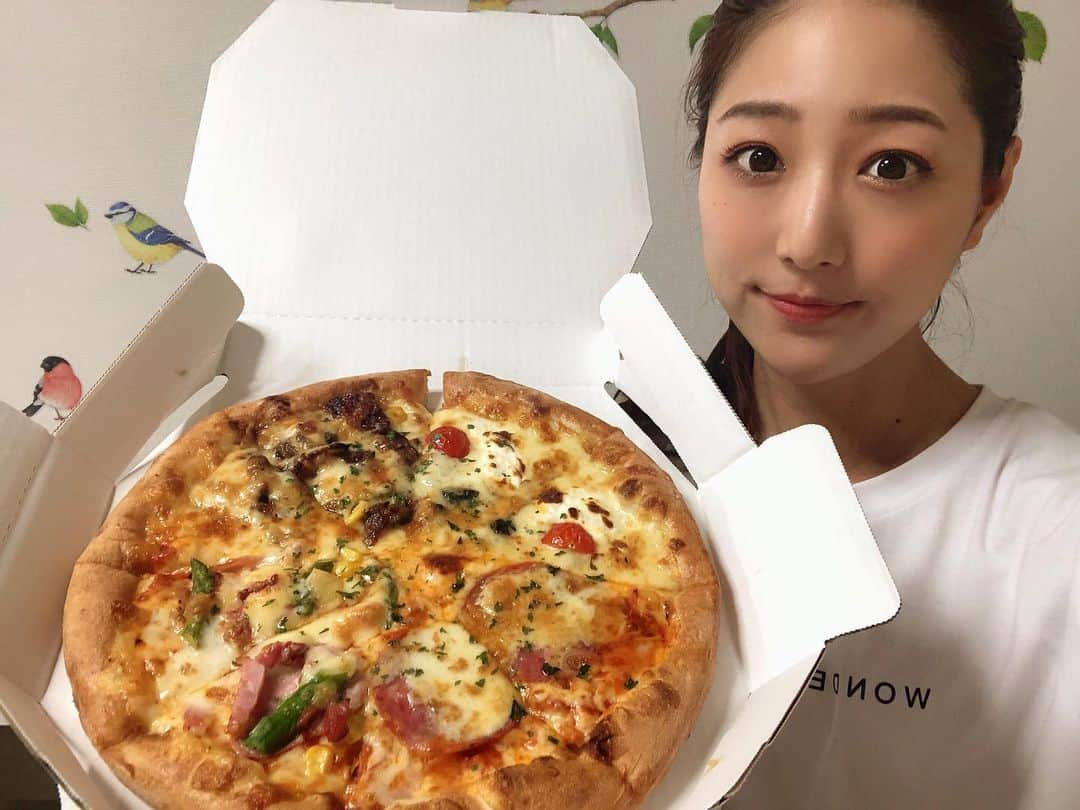 佐々木もよこのインスタグラム：「昨日はピザーラお届けしてもらった☺️🍕❤️﻿ ﻿ ハガキが家に届くからさぁ😂﻿ 見たら頼んじゃうよねっっ﻿ ﻿ プライムクォーター🍕🍕﻿ 炭火焼きビーフ、イタリアンクラシコ、チーズ&ハニー、モッツァレラとアスパラベーコンのピザ4種類❤️✨﻿ ﻿ 蜂蜜もついてて、チーズ&ハニーに好きなだけはちみつかけておいちぃ操作できる🥺💕﻿ ﻿ モッツァレラとアスパラベーコンのピザは、とうもろこしの甘みが効いてて最高だった😍﻿ ﻿ ﻿ ﻿ ﻿ #ピザ姫#ピザーラ#ピザ#ピザ好き #pizza#pizza🍕 #instapizza#pizzala」