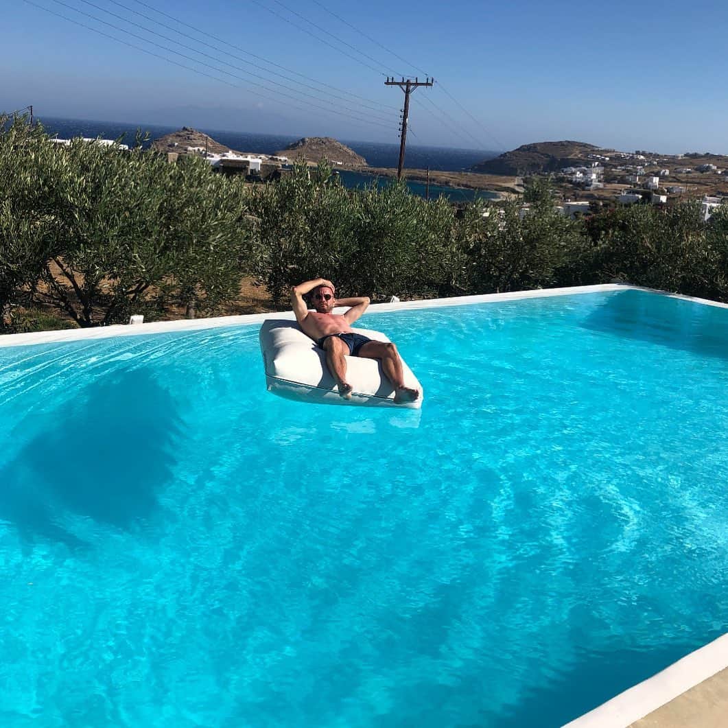 のインスタグラム：「Vacation Mykonos 🔋」