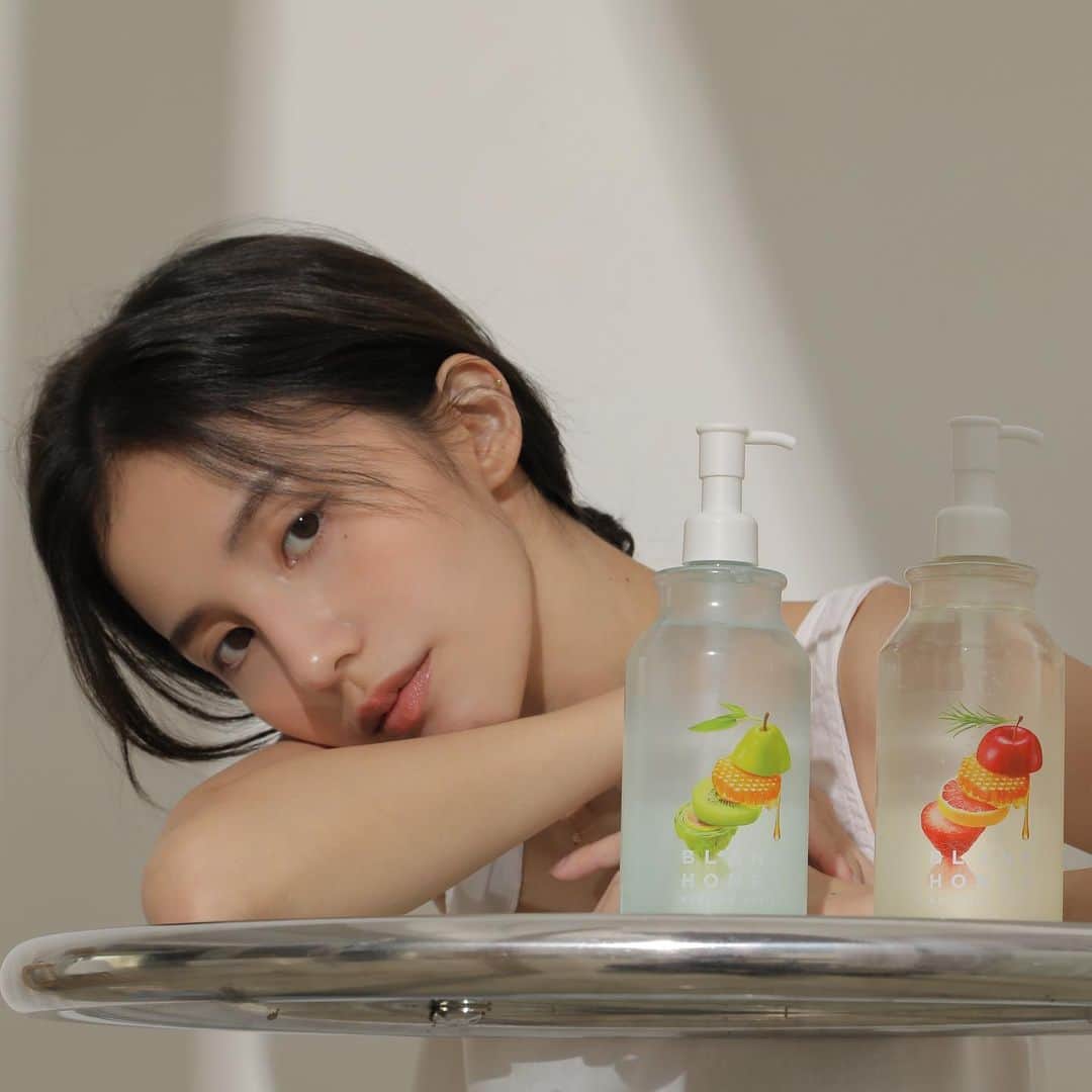 チャン・チュンニンのインスタグラム：「好久沒舉辦抽獎活動了！ 這次 #布朗蜂蜜  是我近期在藥妝店看到的新產品 俗擱大碗 !! 真的完全可以套用在這產品上 角質調理提亮化妝水 與 極致亮澤美容液 兩罐的味道 都讓我一直想到大苑子😆 尤其化妝水 西洋梨+蜂蜜的香味 真的是在使用過程中 心情莫名愉悅之外 也是很想來杯飲料啦～  產品中含有#麥盧卡蜂蜜 胺基酸 保持肌膚保濕因子 第一步角質調理化妝水 先將整天在外接觸到的髒污清潔乾淨 不止臉部可以使用 在女生最在意的關節處 都可以做擦拭動作   第二步亮澤美容液裡頭高濃度的膠原蛋白能 快速亮顏肌膚 簡單兩罐產品就可以完成所有保養  太適合這個季節 天氣那麼熱 有時候真的會很懶得保養  早上太早起 來不及就兩罐快速保養  解決一切 最主要的就是 可以用平價親切的價格來換取到高級的保養  真的很讚👍🏻  、 這次準備了三組 布朗蜂蜜 想送給大家 請大家在此篇文章中留言  產品名稱+tag一位朋友 我會在7月28日抽出三位得獎名單哦！  #小資女高級保養 @blanchoney_taiwan」