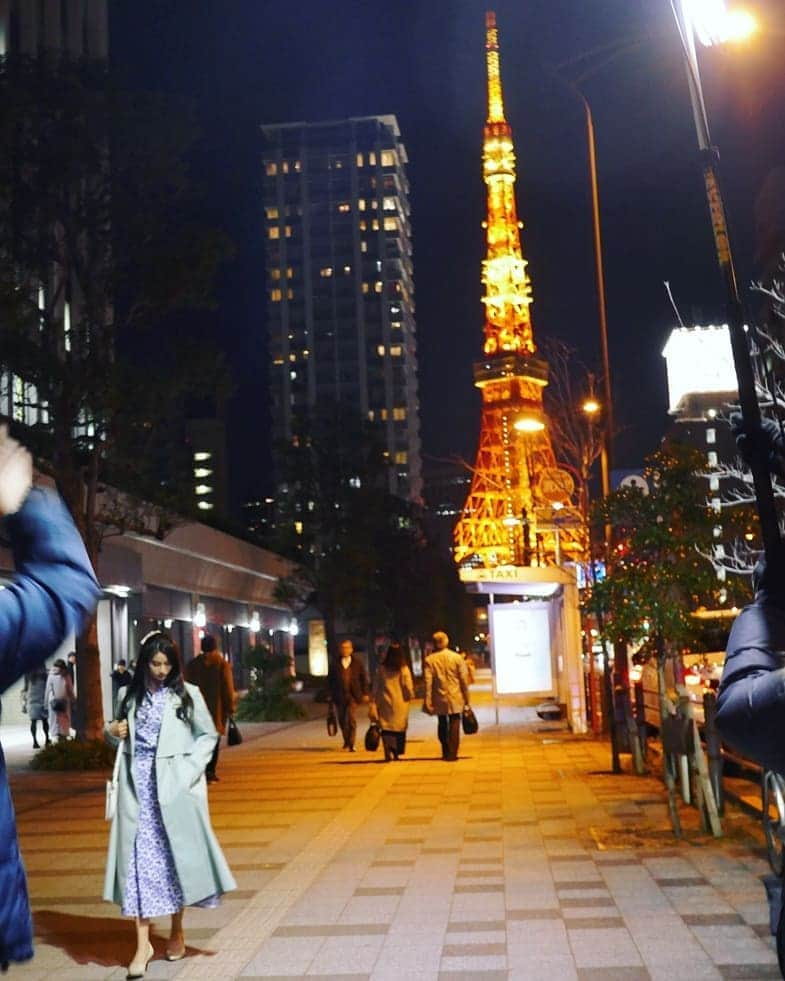 土屋太鳳さんのインスタグラム写真 - (土屋太鳳Instagram)「雨の影響が続く地域も多く、 とても心配です。 今は厳しい状況も重なって 心配でも地元に帰ることが出来なかったり 県境を越えてのボランティア活動が難しかったりと もどかしいことも多いと思います。 そのぶん、いろいろな協力のしかたを 提案している場所もあるので、 私も出来ることを続けていこうと思います。 . 写真は、 連続ドラマW 「鉄の骨」の撮影で。 冬の東京タワーです。 今の厳しい状況に入る、 ギリギリ手前の季節でした。 . 私はつらいことがあると 自分が演じた役を思い出します。 自分を見失いそうな時間が続いたけど、 役は残ってくれたから。 そんな撮影での写真も 今まではなかなか載せきれなかったので 少しずつでも載せていけたらと思ってます。 そして 元気を感じていただけたら嬉しいし 私自身も元気を出していきたいと思います！ . お天気も変わりやすいですが 暑さも続きつつあるので 水分補給には気を付けてくださいね。」7月12日 23時41分 - taotsuchiya_official