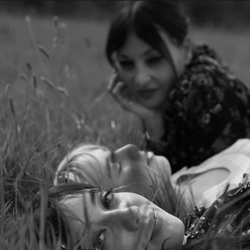 デイジー・ロウのインスタグラム：「Missing the coven @pearllowe @bettygoffey 📸 @jasonhetheringtonstudio ♥️」