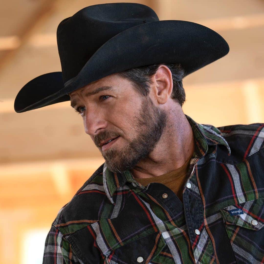 イアン・ボーエンのインスタグラム：「What’s that you say?  All new @yellowstone is on tonight??? * @paramountnetwork * #RyanGetsRoudy * 📸 by @dannounitstills」