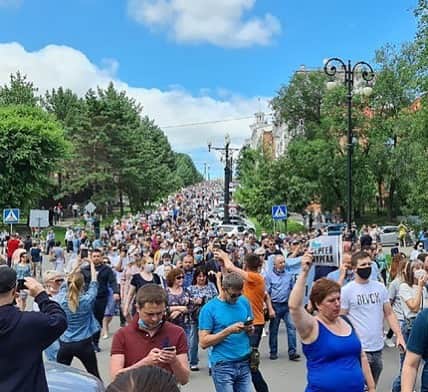 ヴィタ・シドルキナのインスタグラム：「Вчера мои родители впервые вышли на митинг в поддержку @s.furgal (которого задержали пару дней назад) вместе со всем городом! Это по истине вдохновляет! Впервые за все время, я увидела такое сплочение людей, которым надоело терпеть этот беспорядок! Не смотря на то, что я так далеко мне очень хочеться поддержать свою родину в таком смелом поступке! И помочь распространить информацию!❤️ Хабаровчане вы ОГРОМНЫЕ МОЛОДЦЫ, весь мир на вас смотрит! Не останавливайтесь! 💪🏻 #фургал #фургалмыстобой #фургалнародныйгубернатор #фургалнашвыбор #свободуфургалу #хабаровскийкрай #хабаровск  #хабаровскновости」
