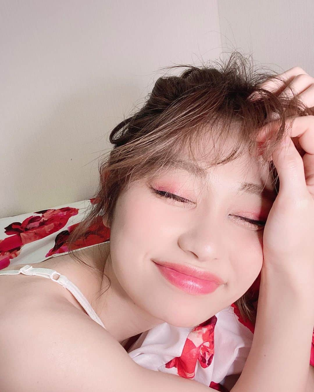 高橋里彩子さんのインスタグラム写真 - (高橋里彩子Instagram)「昨日zoomでヨガやったら﻿ 筋肉痛になった😱💦﻿ ﻿ どんだけ体動かしてなかったのかとか﻿ 使ってなかったのかすごい驚いた！﻿ ﻿ ﻿ そして今日はめちゃめちゃ足浮腫んでるから﻿ マッサージしないと😭♥️♥️♥️﻿ ﻿ ﻿ 明日もやること多いから頑張ろっ🥰🙌🏻﻿ ﻿ ﻿ そろそろ家の衣替えしたいなぁ💗💗﻿ ﻿ ストーリーみんなと話せて楽しかったぁ💗💗﻿ ﻿ またやります💓﻿ ﻿ 気軽に色々聞いてもらえると嬉しいです🥰♥️﻿ ﻿ ﻿ みんなラビュー❤️❤️﻿ ﻿ おやすみ💋💋﻿ ﻿ ﻿ ﻿ #コスメ #おやすみ #ヨガ #布団 #ダイエット #足痩せ #マッサージ #むくみとり #足マッサージ #足ダイエット #ダイエット #ボディクリーム #ニベア #美脚 #マッサージ #美ボディ #モデル #お団子ヘア #ルーズお団子 #足痩せマッサージ #リンパマッサージ #足ケア #スキンケアアイテム #ナイトルーティーン #セルフマッサージ #セルフリンパマッサージ  #むくみ解消 #むくみ改善 #むくみ取り#体質改善」7月13日 0時00分 - konkonwanwan