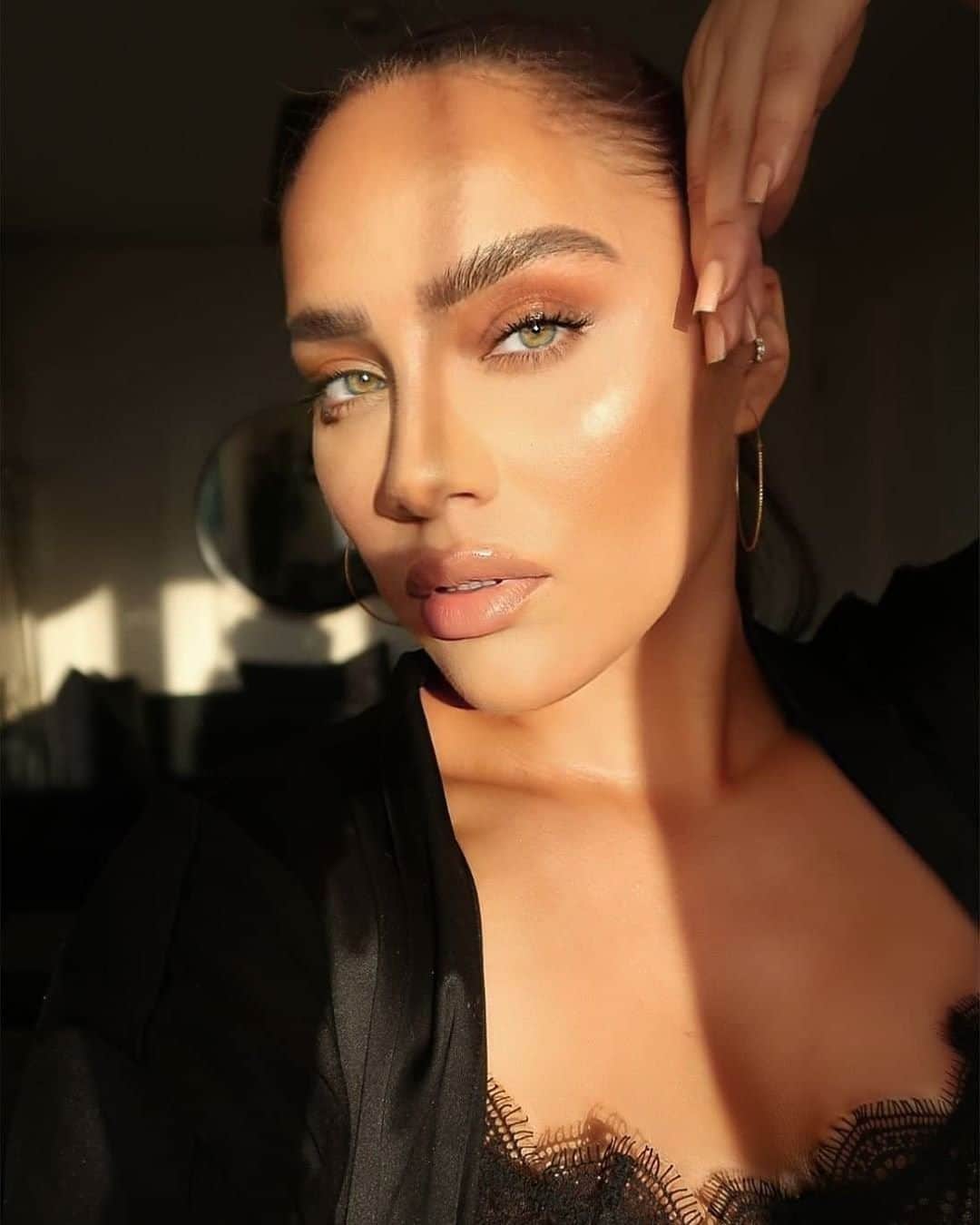Too Facedさんのインスタグラム写真 - (Too FacedInstagram)「That glow tho 🤩 Gorgeous @beautyandtheblog perfects her look with our Born This Way Super Coverage Concealer and Better Than Sex Mascara. #regram #toofaced」7月13日 0時01分 - toofaced