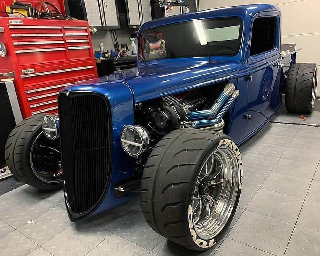 Classics Dailyさんのインスタグラム写真 - (Classics DailyInstagram)「#ClassicsFeature _____ @mark.gearhart's '35 looks like it will scoot pretty good with some turbos! Incredible build. _____ #classiccar #musclecar #hotrod #protouring #prostreet #restomod #classicsdaily #streetrod #streetcar #customcar #hotrods #streetrods #twinturbo #turbo #boost」7月13日 0時02分 - classicsdaily