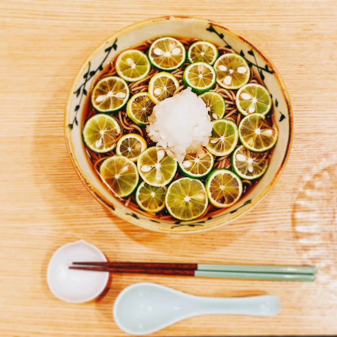 永瀬かおるのインスタグラム：「すだち蕎麦🍊 徳島からすだちを取り寄せ📦 鬼おろしも買って、ザクザクおろし🥢 完璧な準備🤣 さっぱり美味しくて最高🥰  #すだち蕎麦 #すだち #鬼おろし #おうちごはん #かおる食堂」